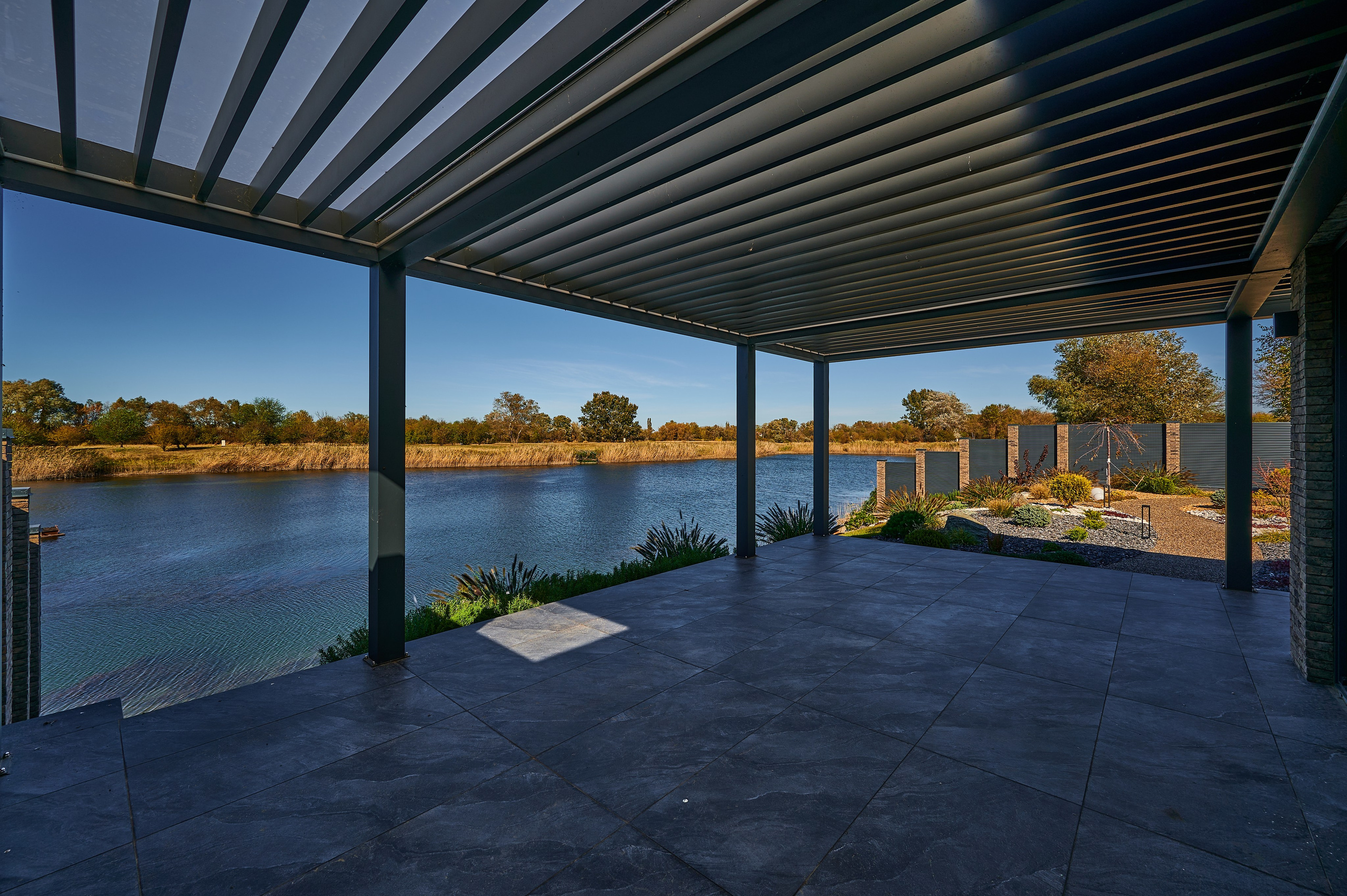 беседка черного цвета от солнца 