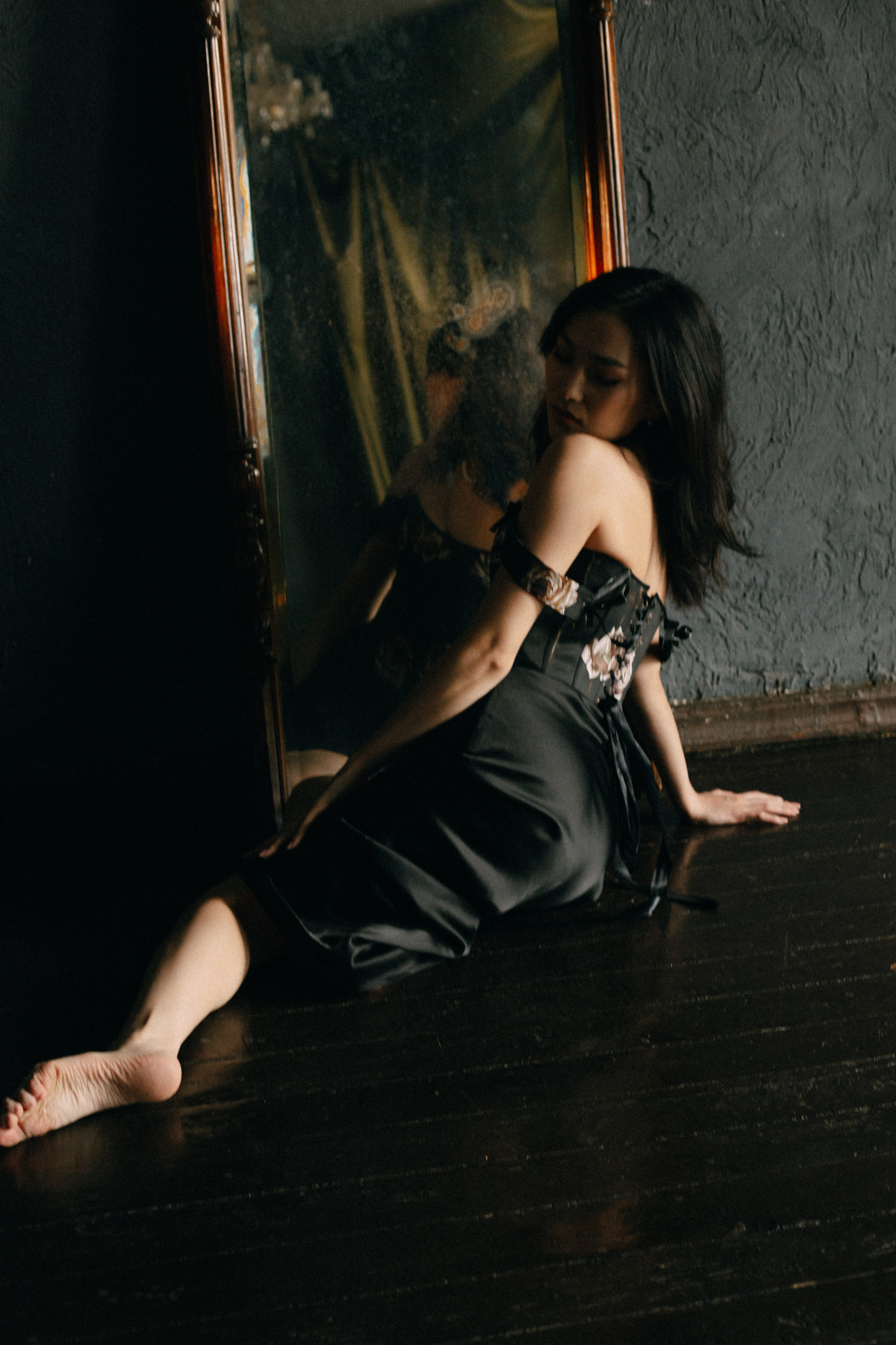 Драматичный женский портрет, глубокий взгляд, контрастное освещение,фотосессия Новосибирск, женская фотосессия в Новосибирске, женский фотограф, фотосессия в студии, красивая девушка