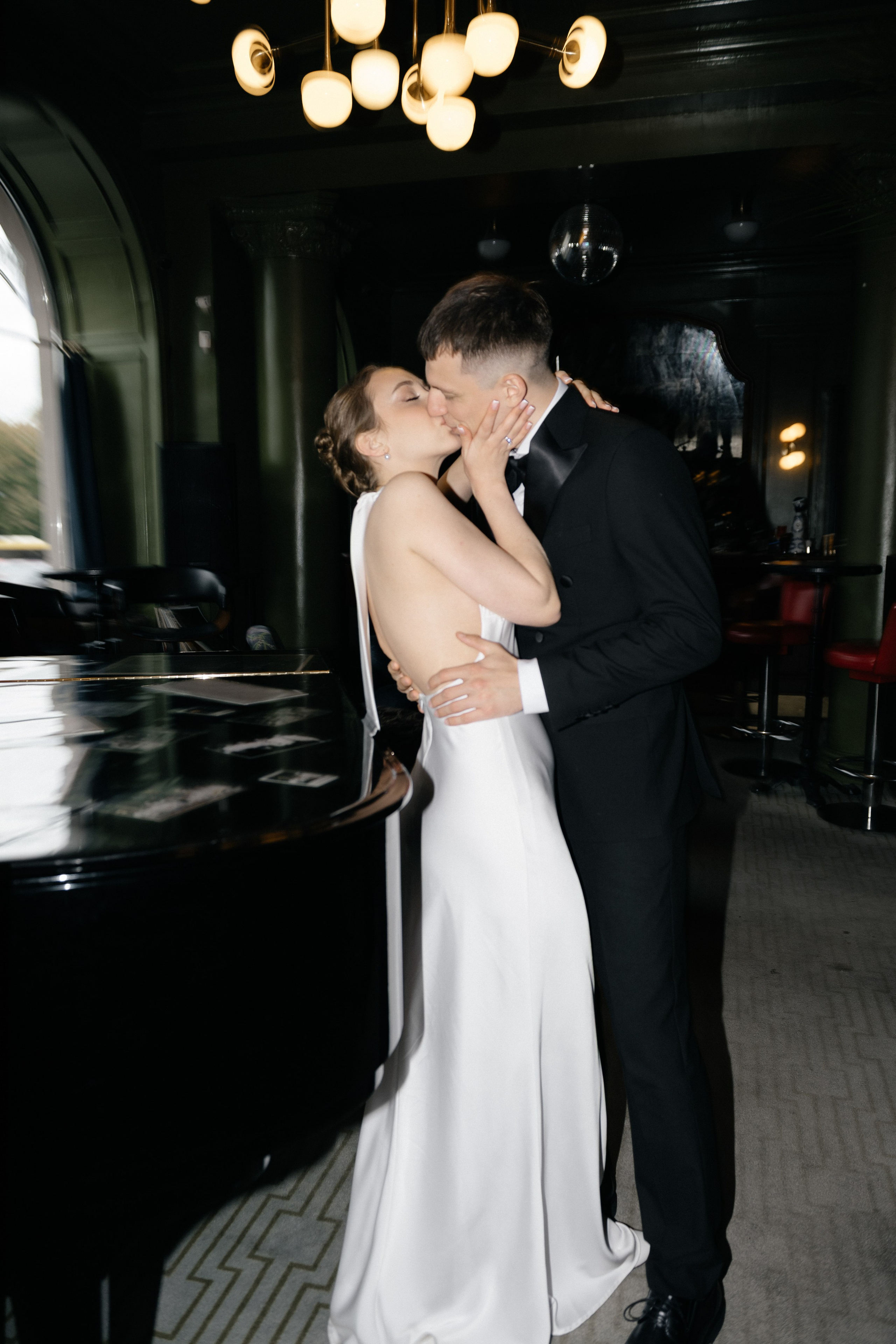 Wedding day in Martinique Bar. Wedding PHOTOGRAPHER Andrew Vnukov