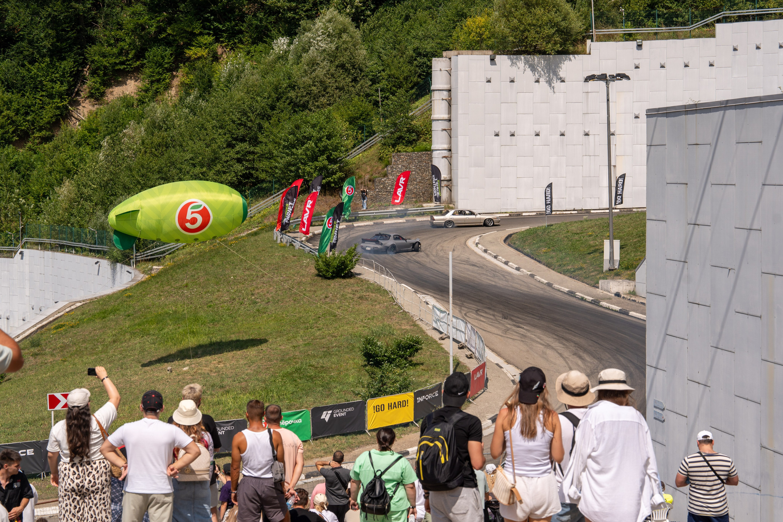 Фотоотчет партнеской интеграции для сети «Пятерочка» на фестивале «Grounded». Репортажный фотограф в Красной Поляне и Сочи Павлюченко Екатерина