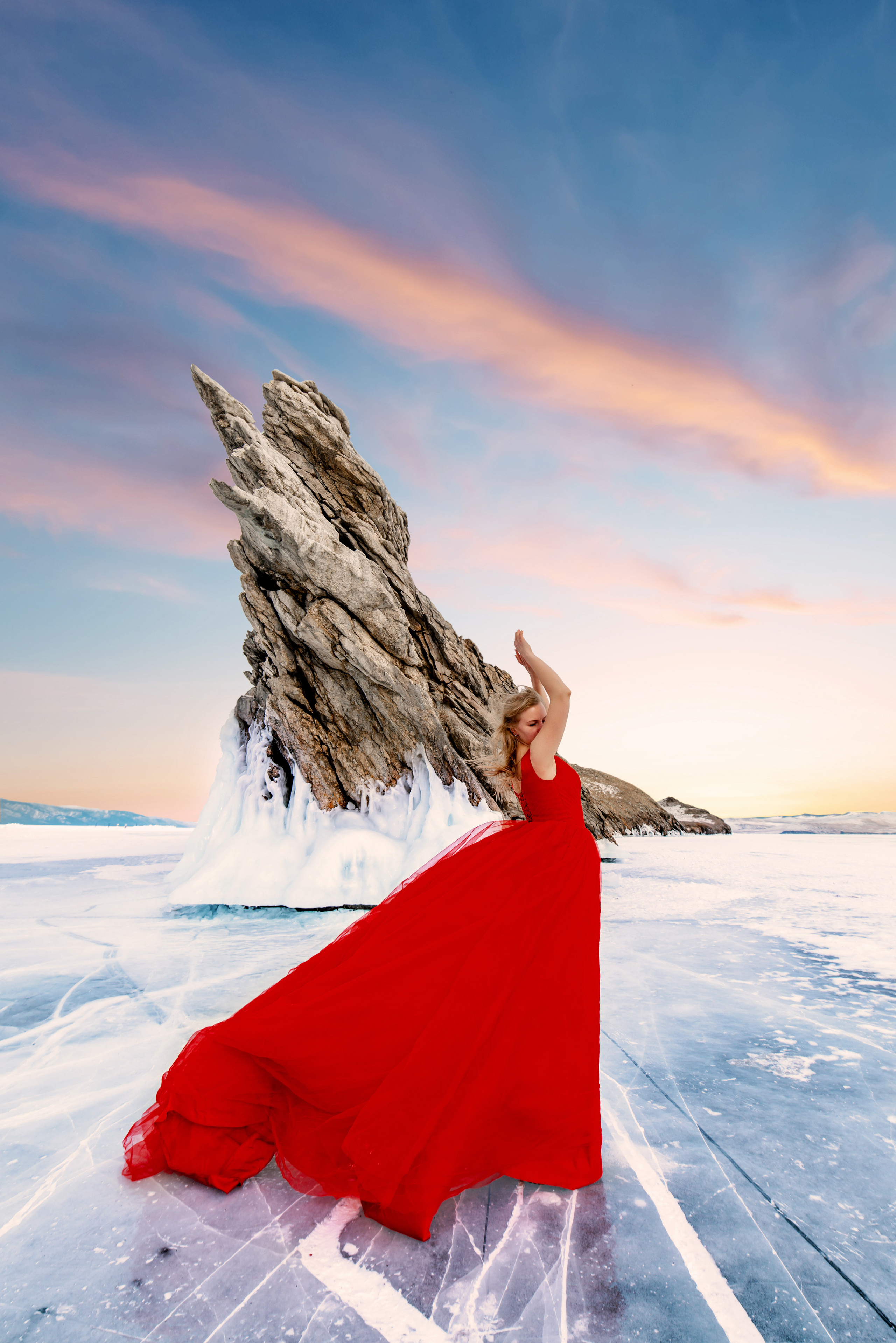 Девушка в красном платье на Байкале зимой. Туры на Байкал с фотографом под ключ. Фотосессии на Ольхоне