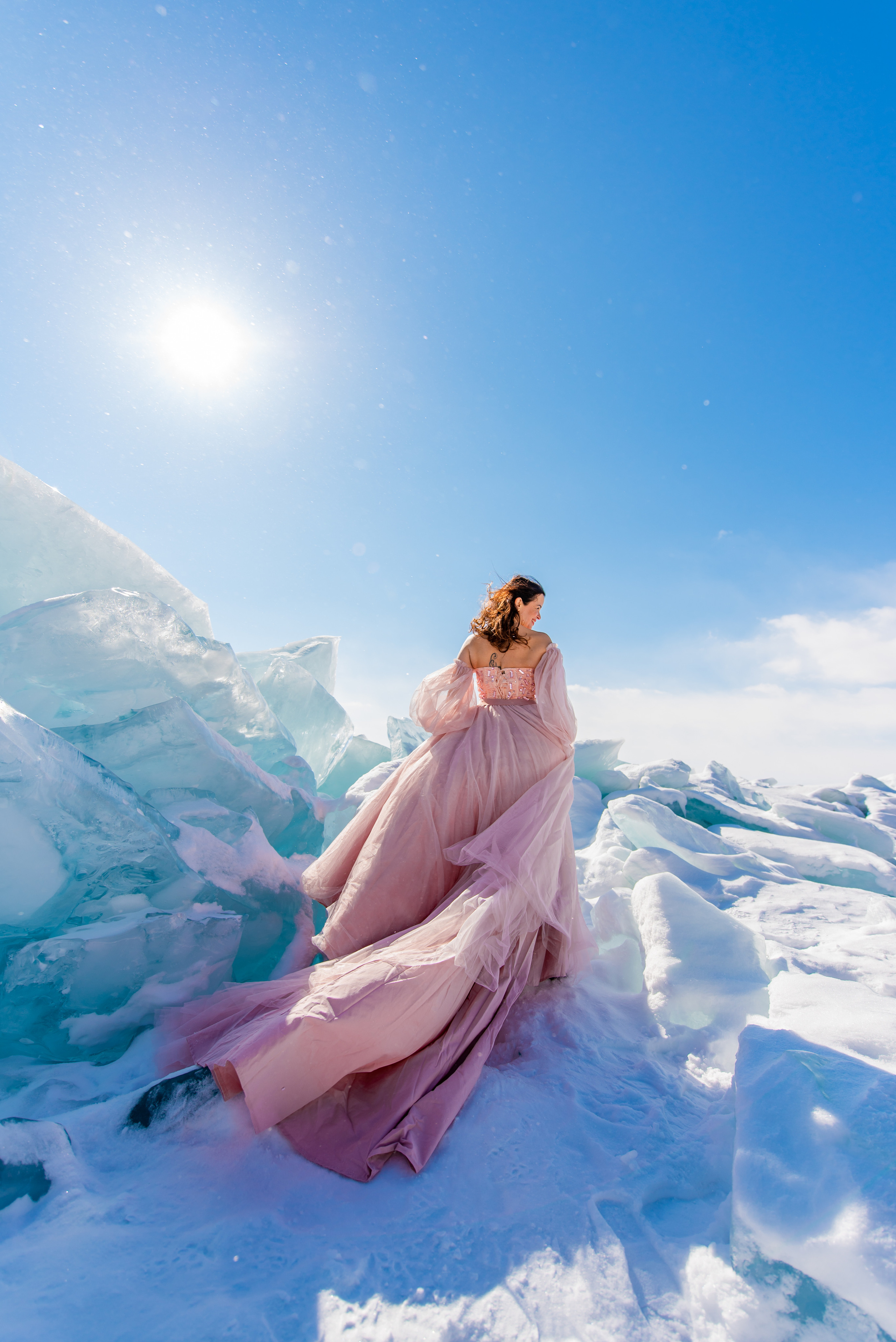 Фототур на Байкал фотосессия в розовом платье