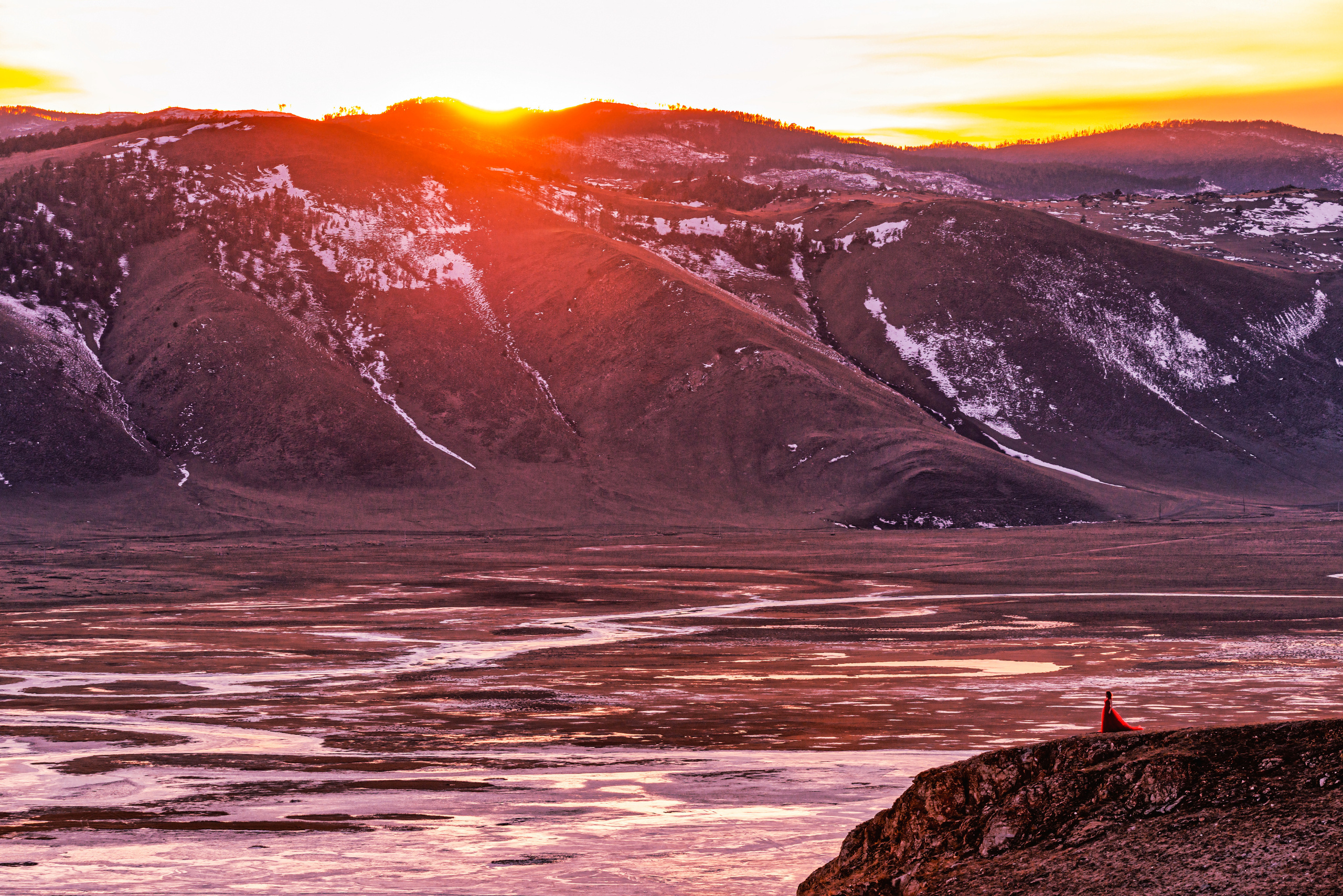 Девушка в красном платье на Байкале зимой. Туры на Байкал с фотографом под ключ. Фотосессии на Ольхоне