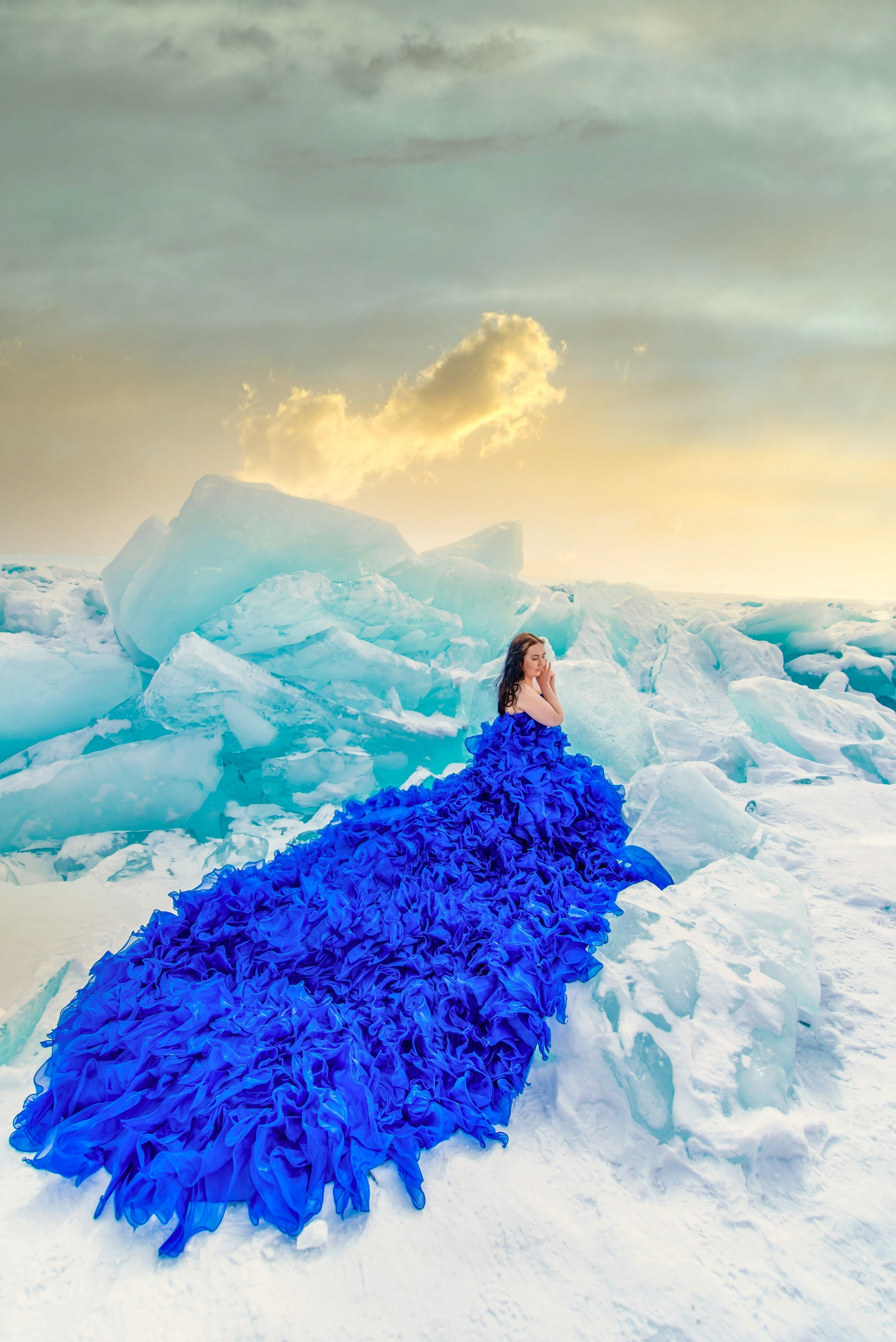 Платье ярко синее со шлейфом девушка на льдинах Байкал. Туры на Байкал с фотографом под ключ. Фотосессии на Ольхоне