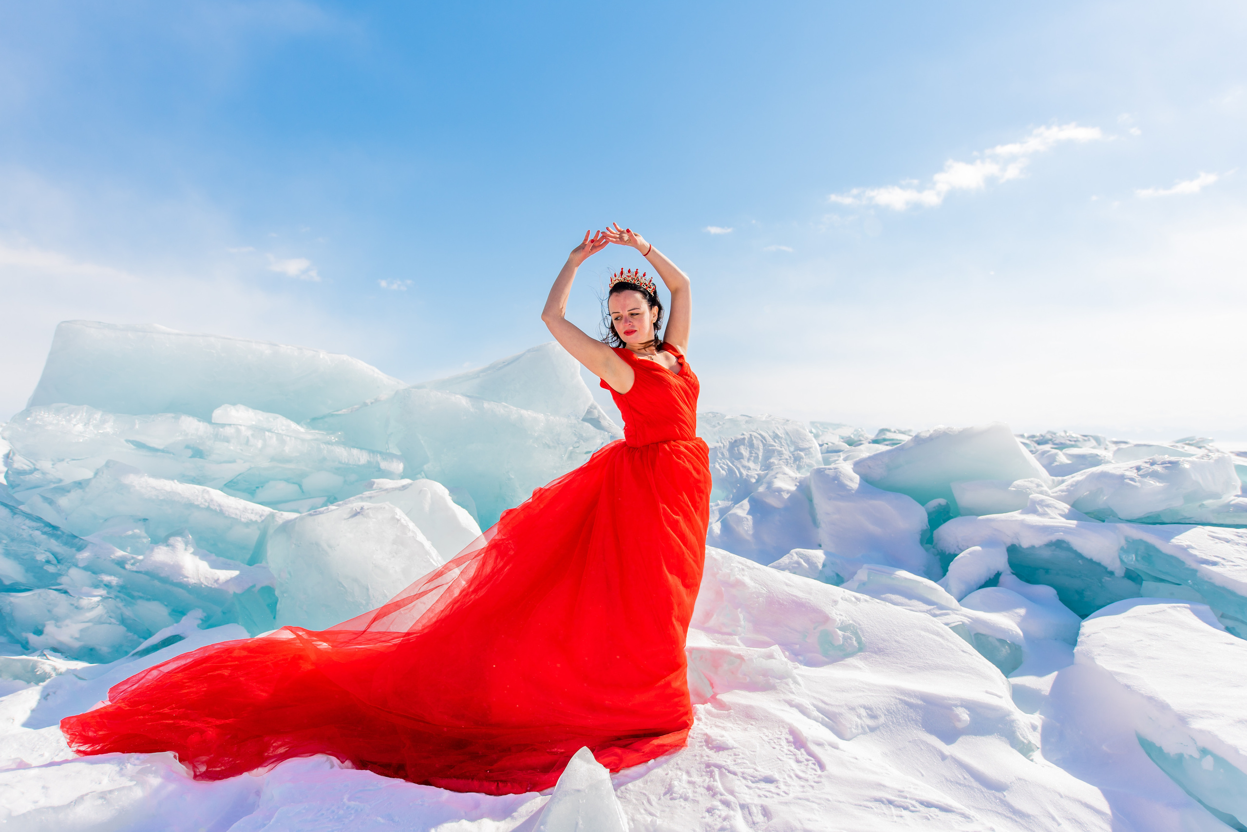 Девушка в красном платье на Байкале зимой. Туры на Байкал с фотографом под ключ. Фотосессии на Ольхоне
