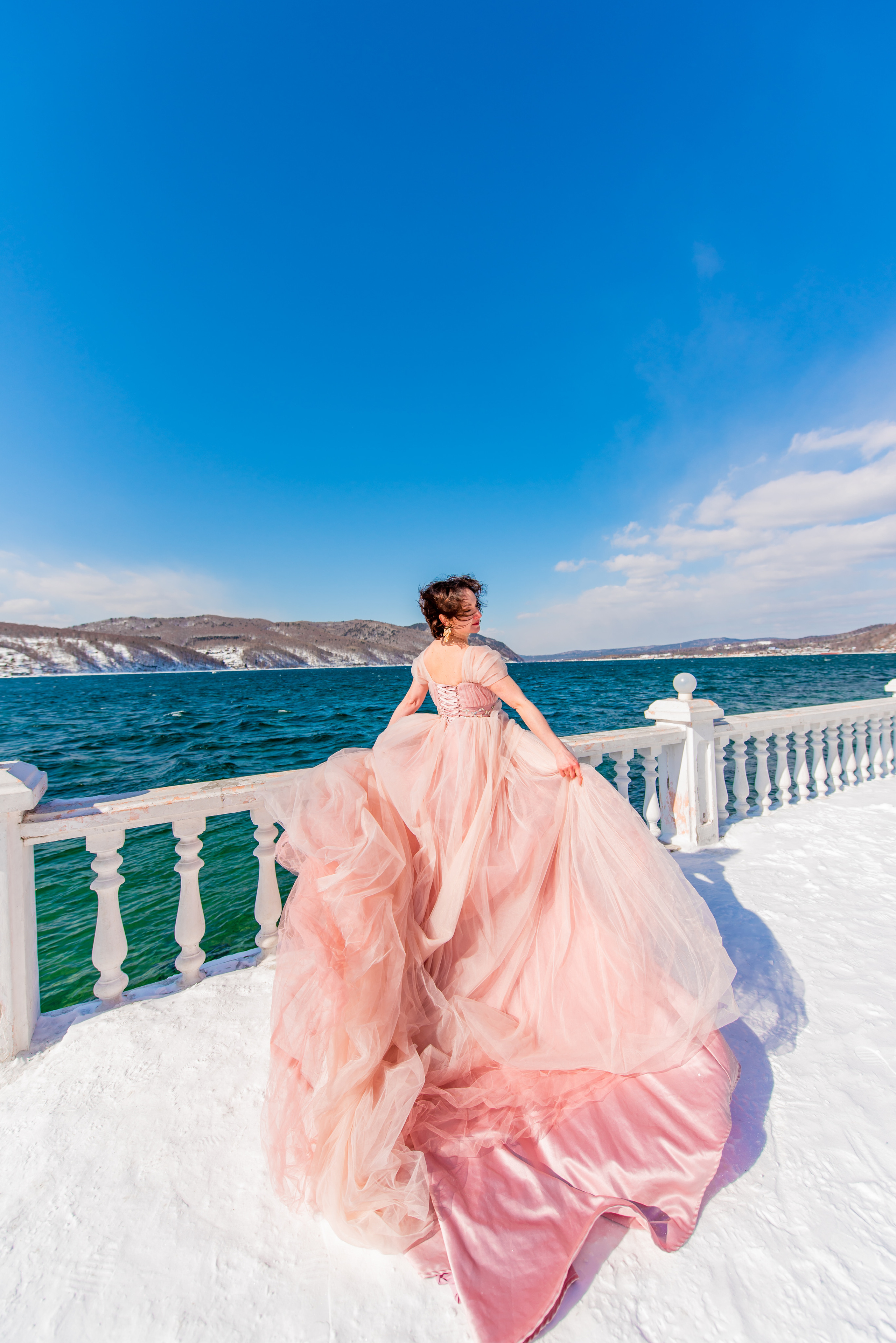 Розовое платье на Байкале. Туры на Байкал с фотографом под ключ. Фотосессии на Ольхоне