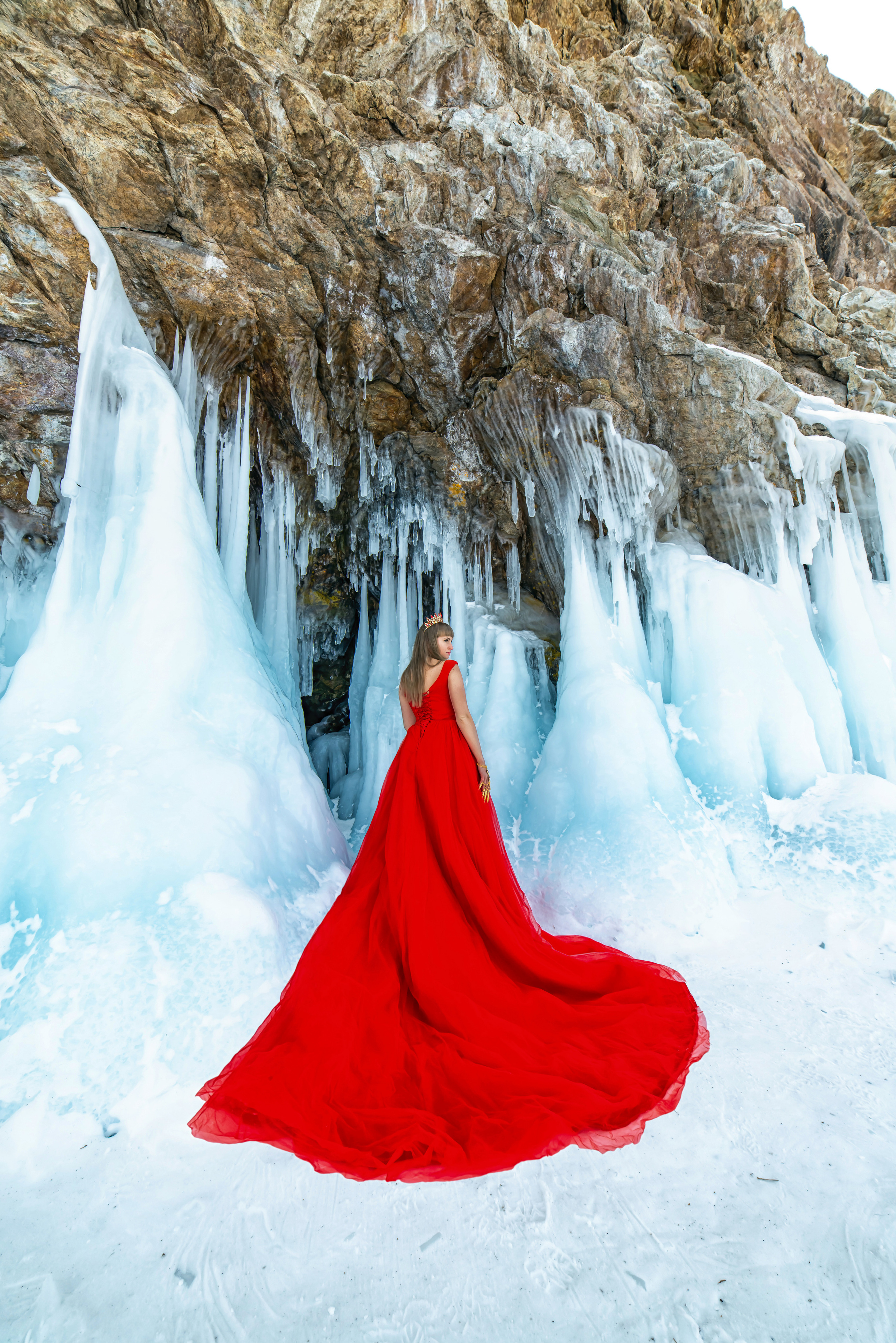 Девушка в красном платье на Байкале зимой. Туры на Байкал с фотографом под ключ. Фотосессии на Ольхоне