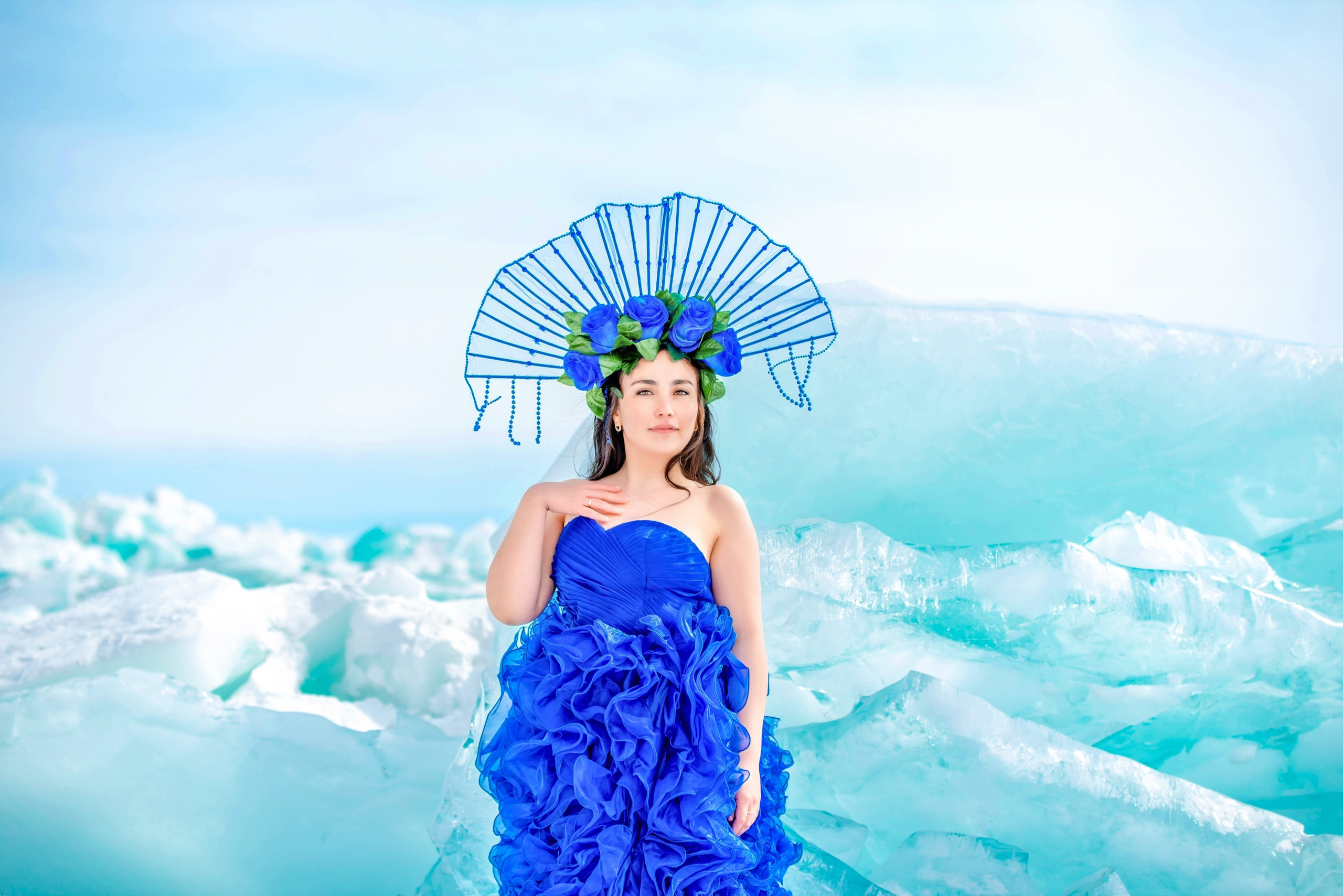 Платье ярко синее со шлейфом девушка на льдинах Байкал. Туры на Байкал с фотографом под ключ. Фотосессии на Ольхоне