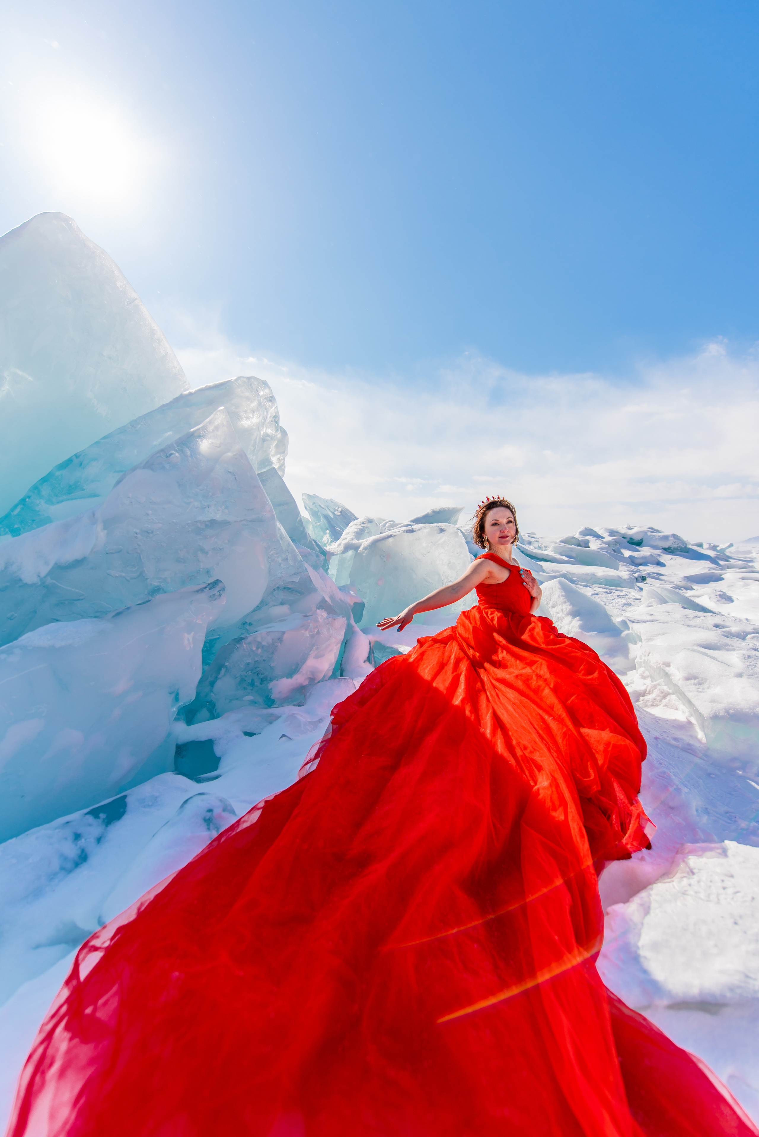 Девушка в красном платье на Байкале зимой. Туры на Байкал с фотографом под ключ. Фотосессии на Ольхоне