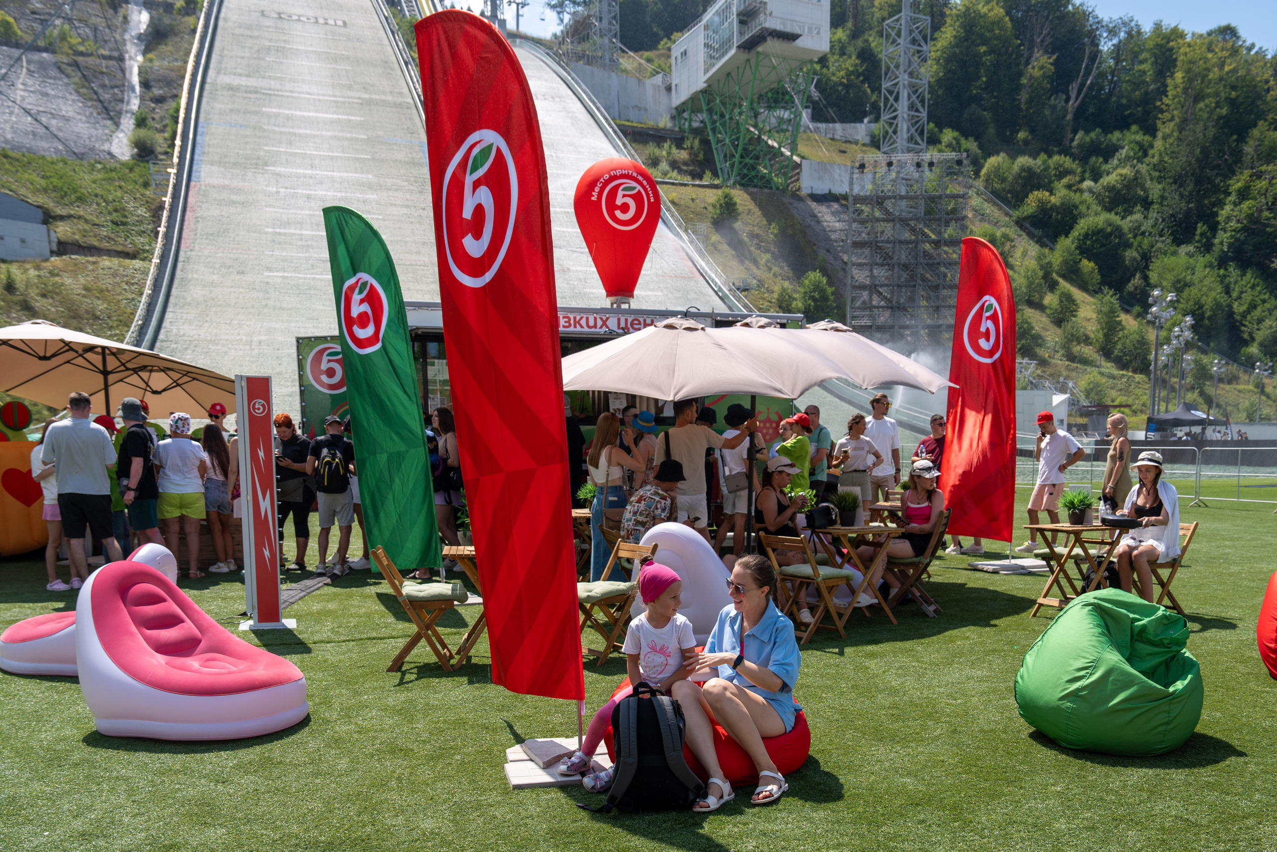 Фотоотчет партнеской интеграции для сети «Пятерочка» на фестивале «Grounded». Репортажный фотограф в Красной Поляне и Сочи Павлюченко Екатерина