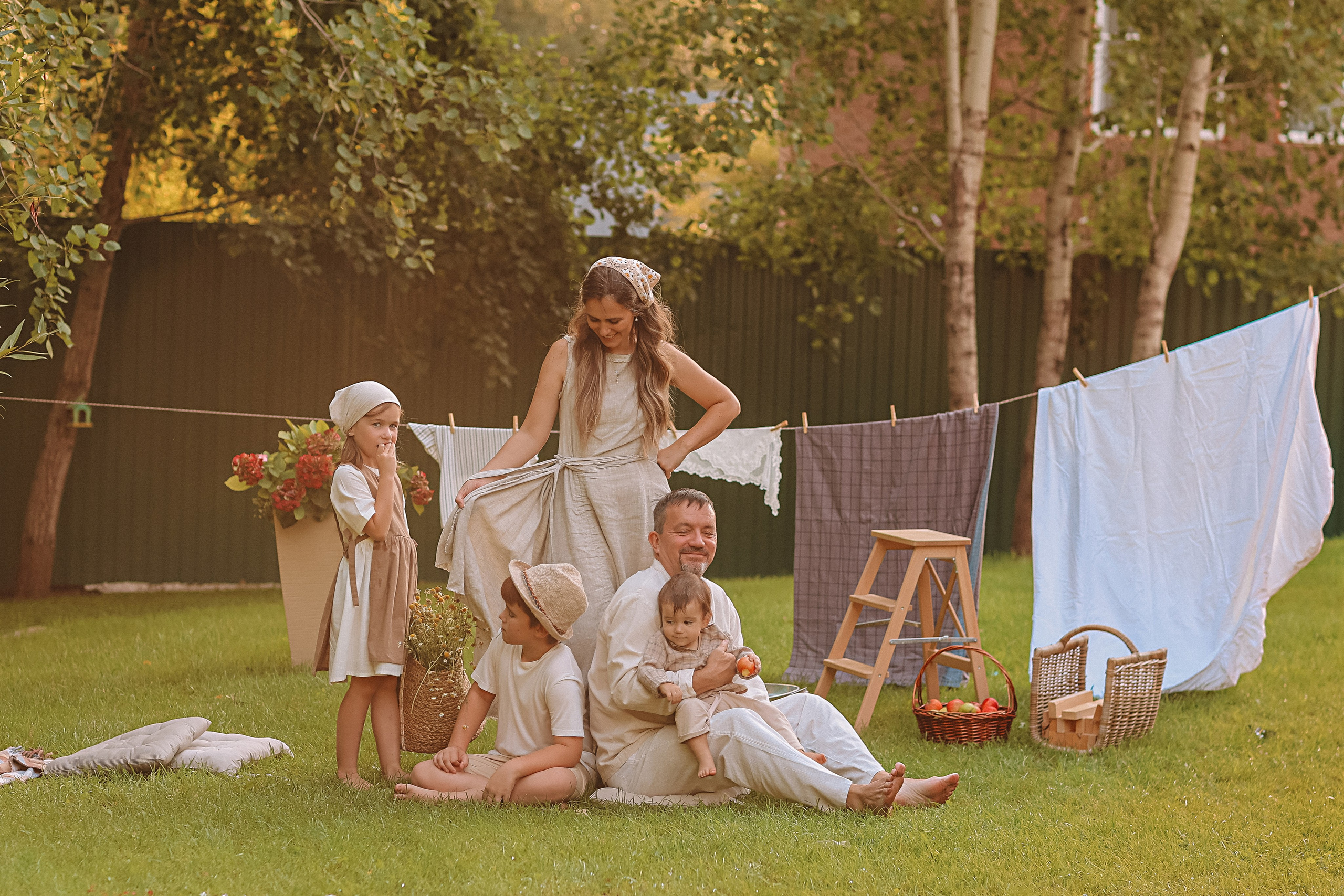 Стирка у дома. Семейный фотограф Тюмень, фотограф на роды Салмина Мария