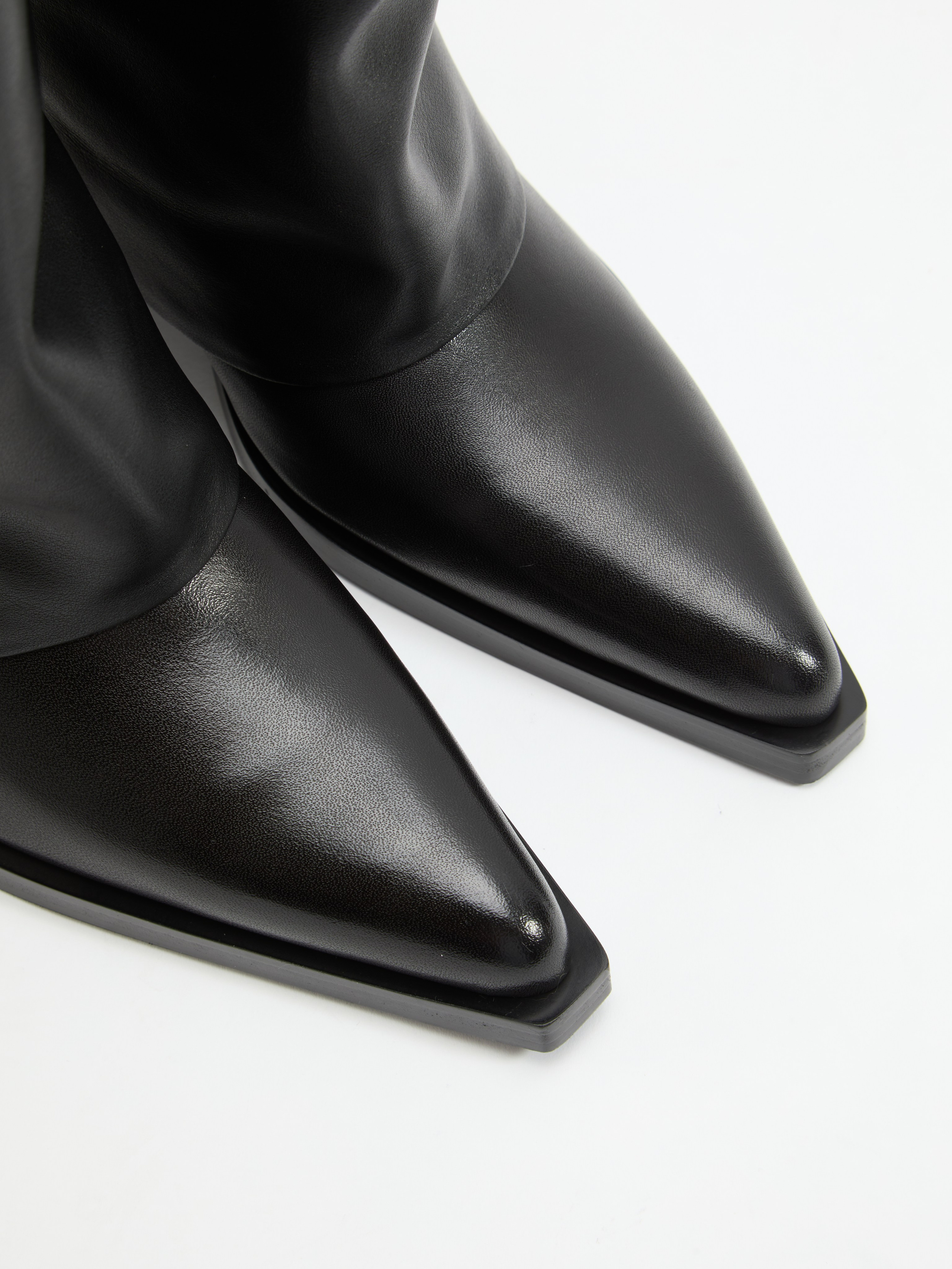 Каталожная фотография обуви. Фотограф в Москве Егор Гончаров