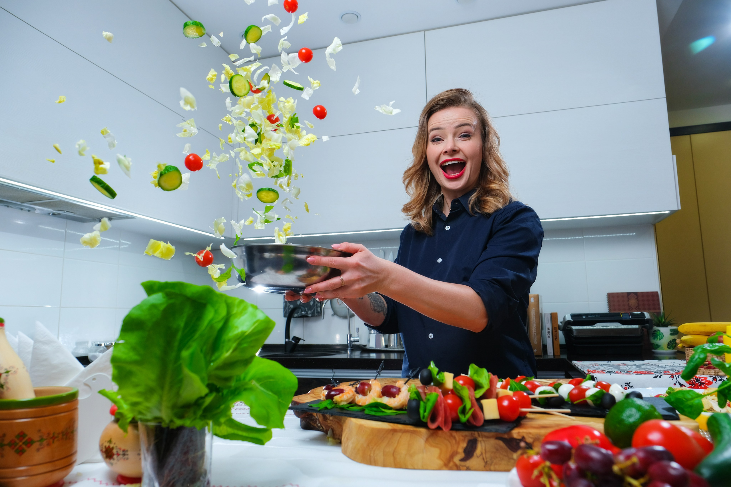 Девушка готовит еду