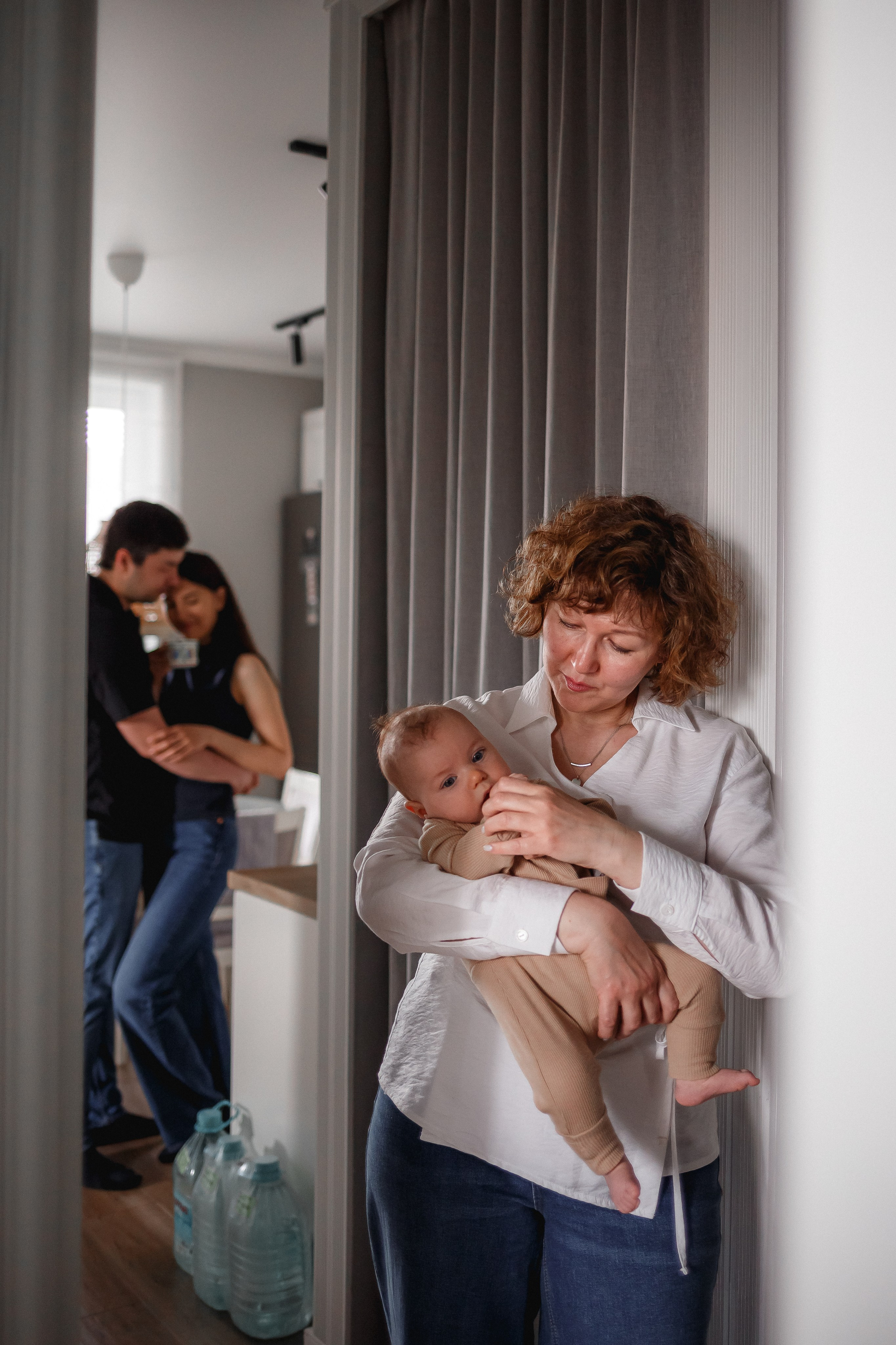 Малышка Катя, родители и бабушка. Домашняя съёмка. Фотограф в Москве Базанова Дарья