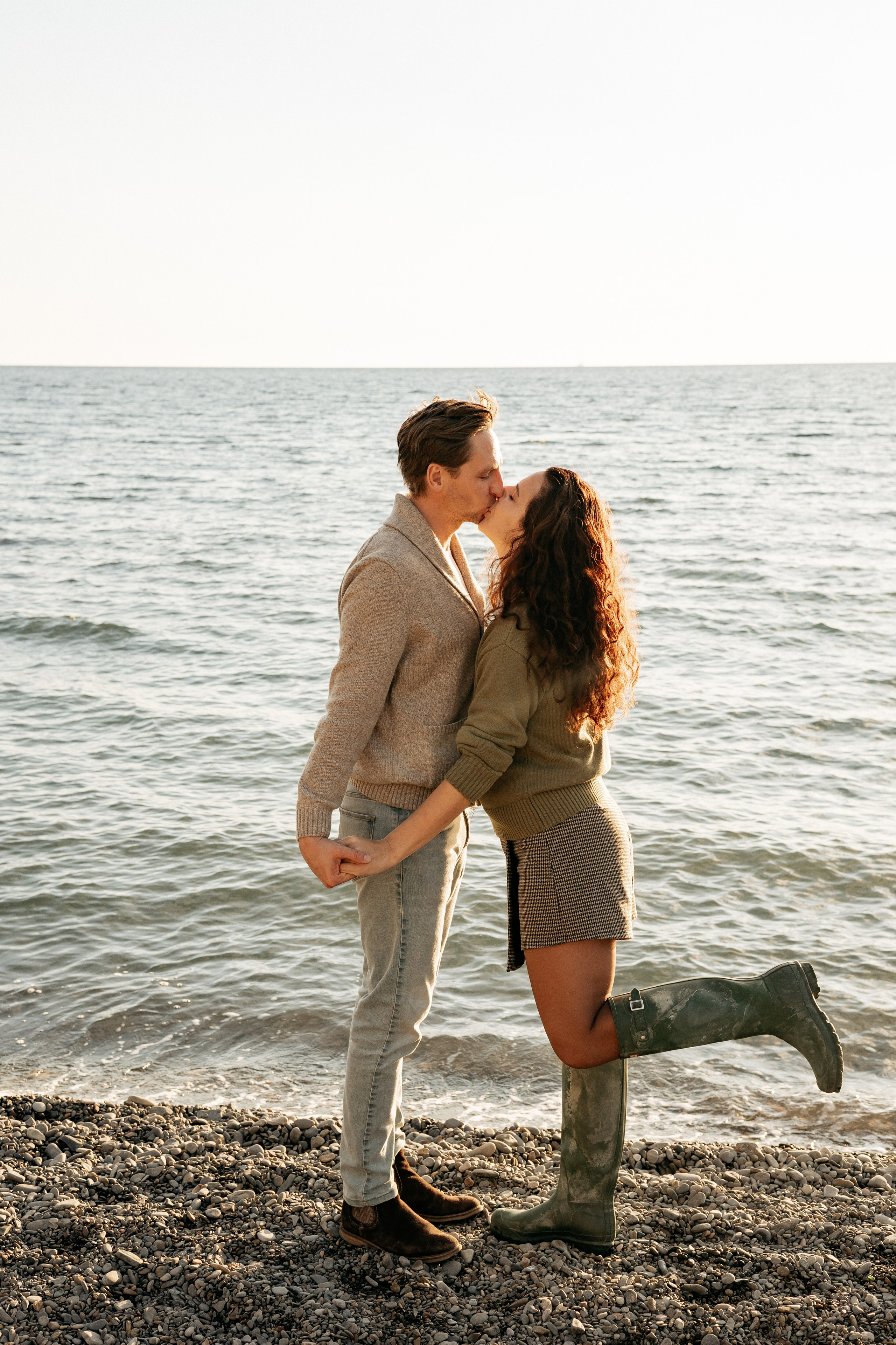 Семья улыбается и смеется во время фотосессии