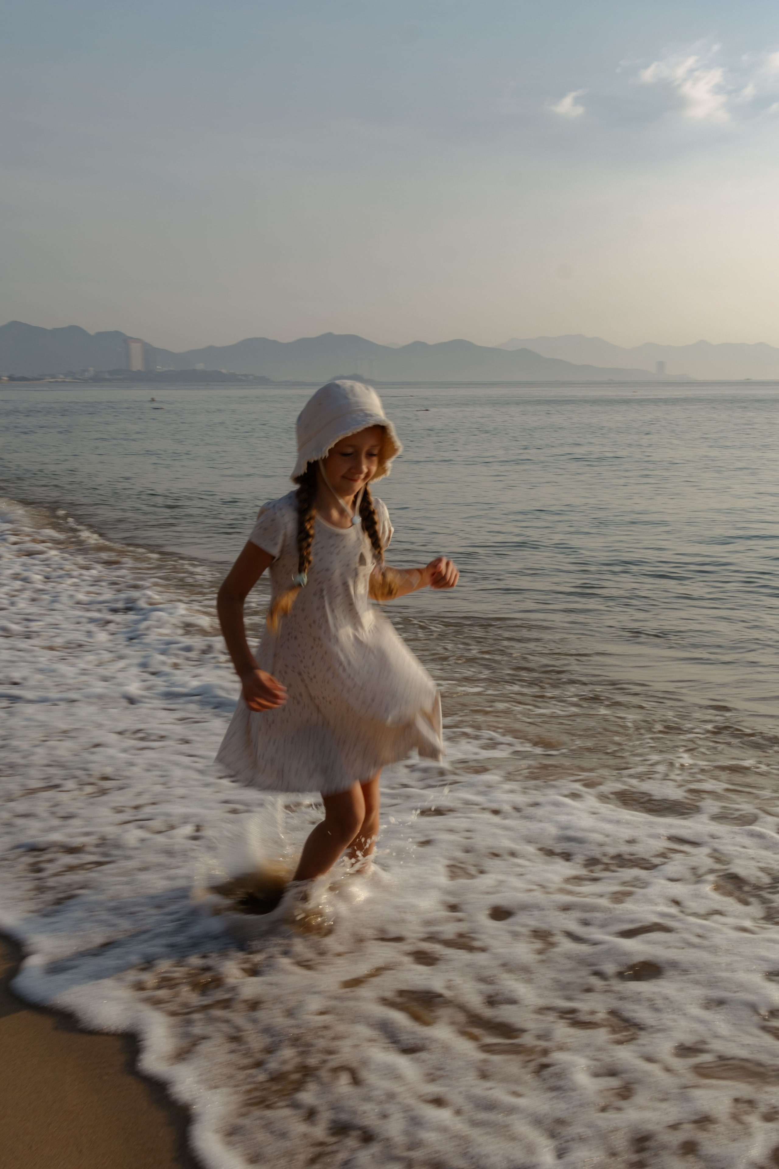 Mother and daughters. Portrait photographer Nha Trang | Julia Meshanina