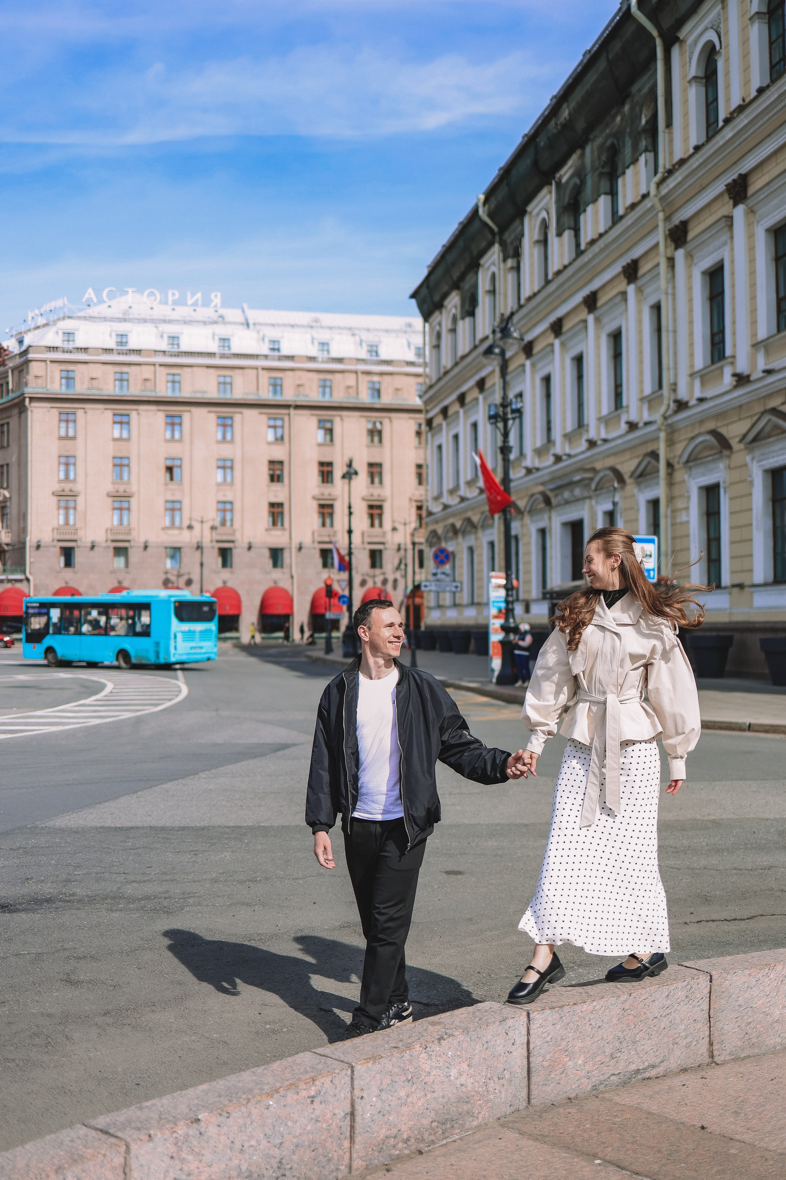 Съемка лавстори на фоне Дворцовой площади и Эрмитажа в СПб
