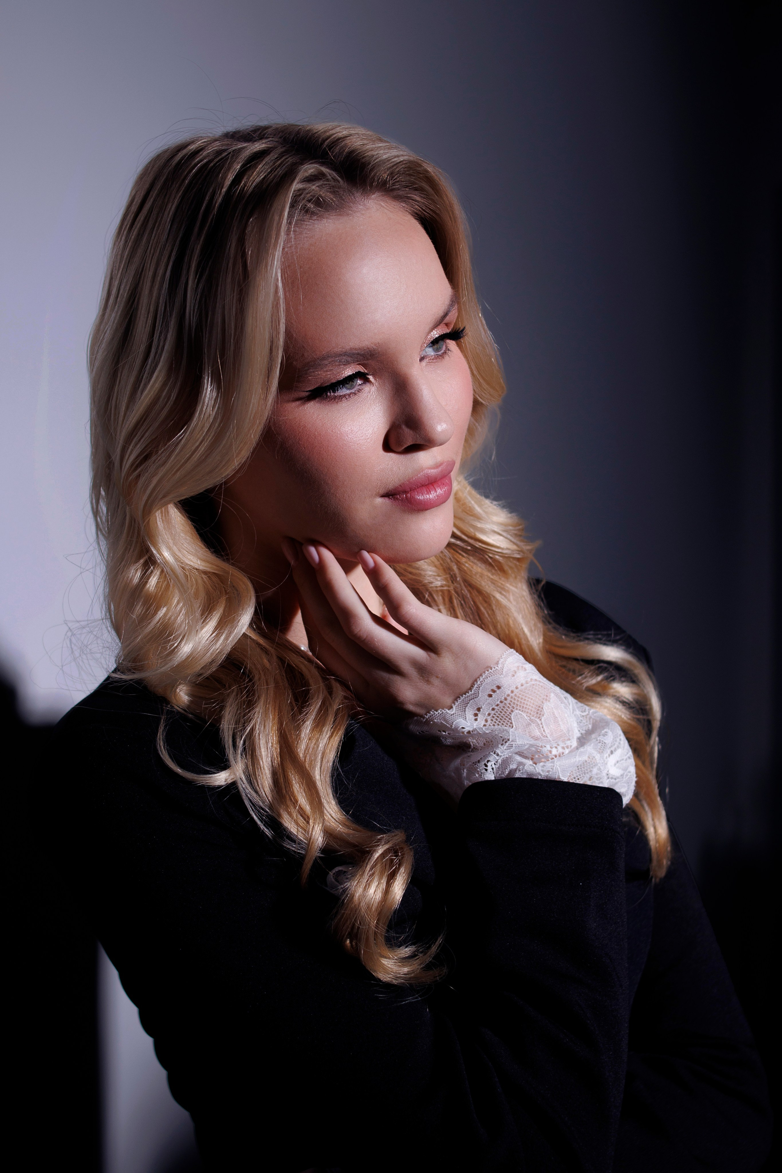 Фотосессия в студии. Я — фотограф, который помогает запечатлеть самые важные моменты вашей жизни!