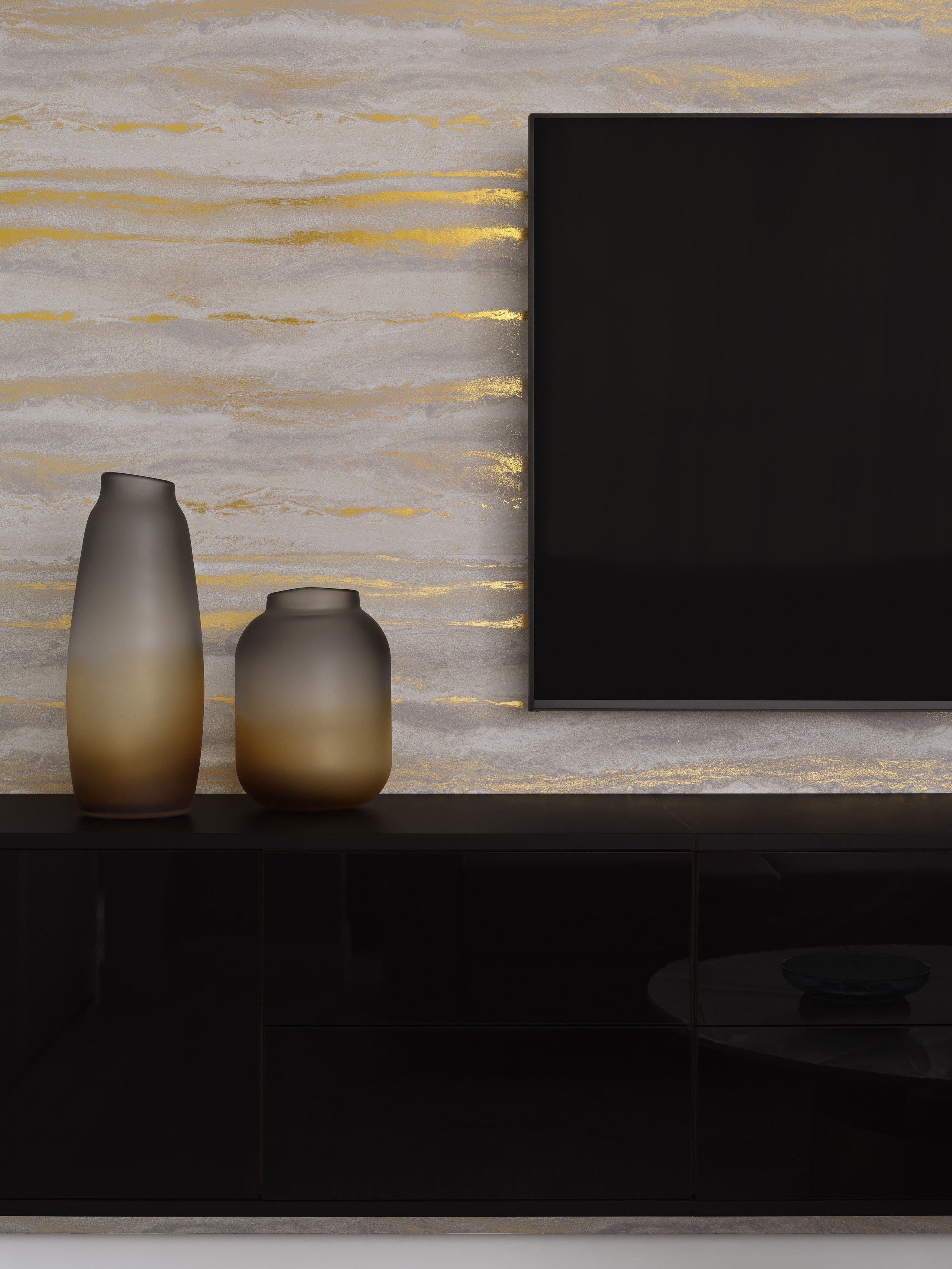 Современный интерьер спальни с акцентом на стильный декор стены, фото телевизора на фоне декоративного покрытия с золотыми элементами. Стиль минимализм, уют и гармония. Дизайнер: Ольга Рубченко, стилист: Екатерина Ракитина, фотограф: Сергей Денисенко.