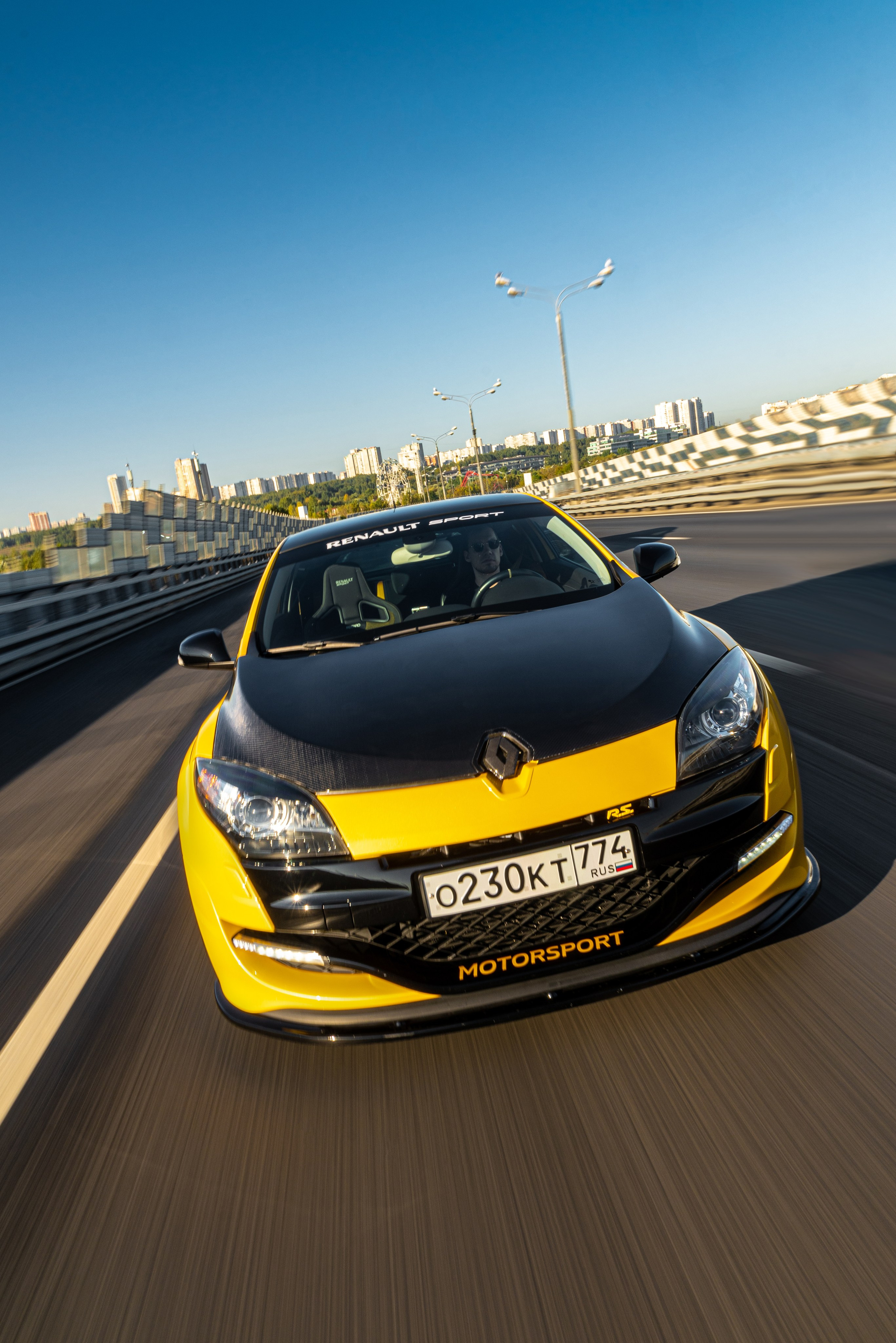 Спортивный хэтчбэк ездит по улицам Москвы. Жуков Илья  свадебный фотограф в Москве