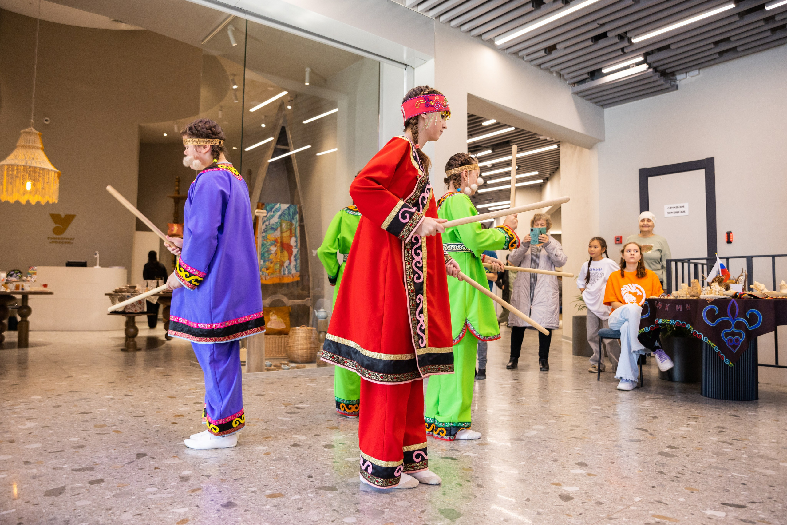 День народного единства в Национальном центре Россия. Олег Катакинов| Репортажный фотограф в городе у моря (Владивосток)