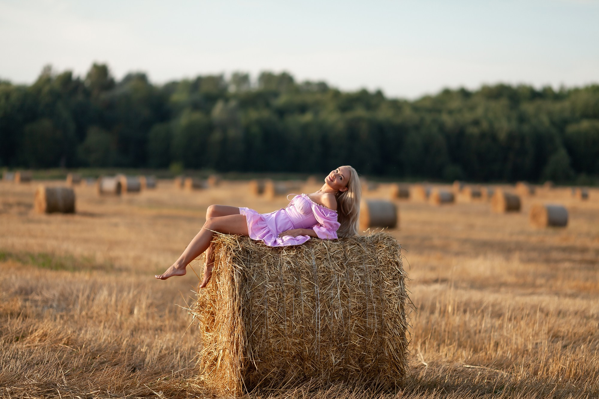 Фотосессия девушки на стоге сена