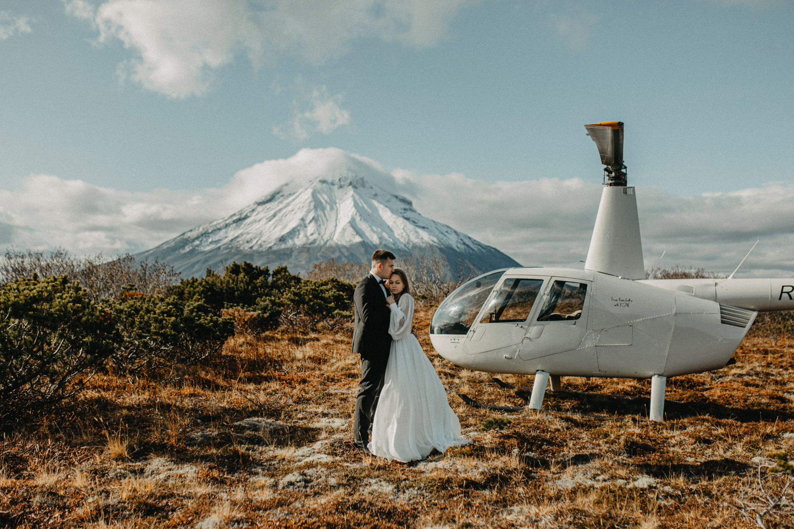Вертолетный полет Бухта Жировая. Свадебное фото и видео на Камчатке. Туристические маршруты