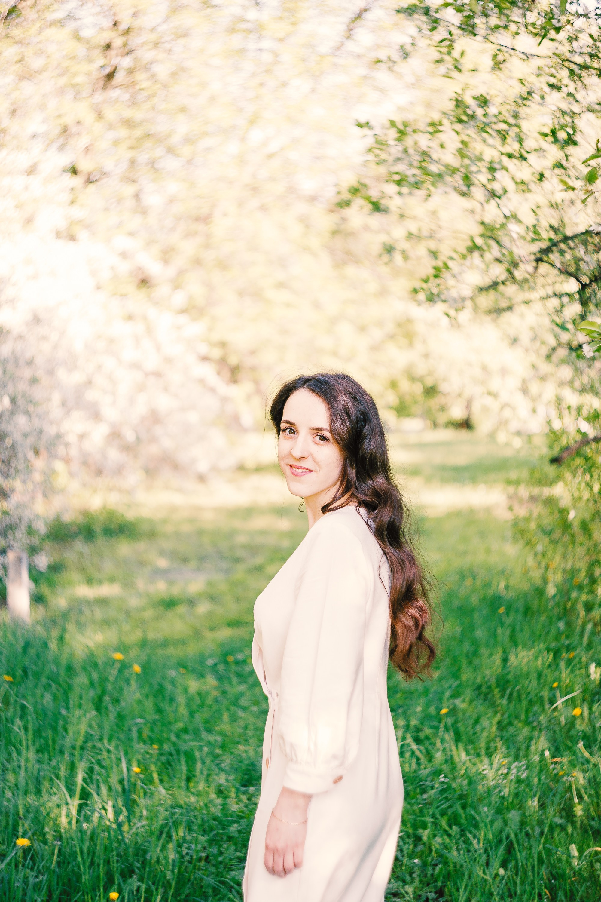 Индивидуальная фотосессия в Коломенском парке в цветущих деревьях.