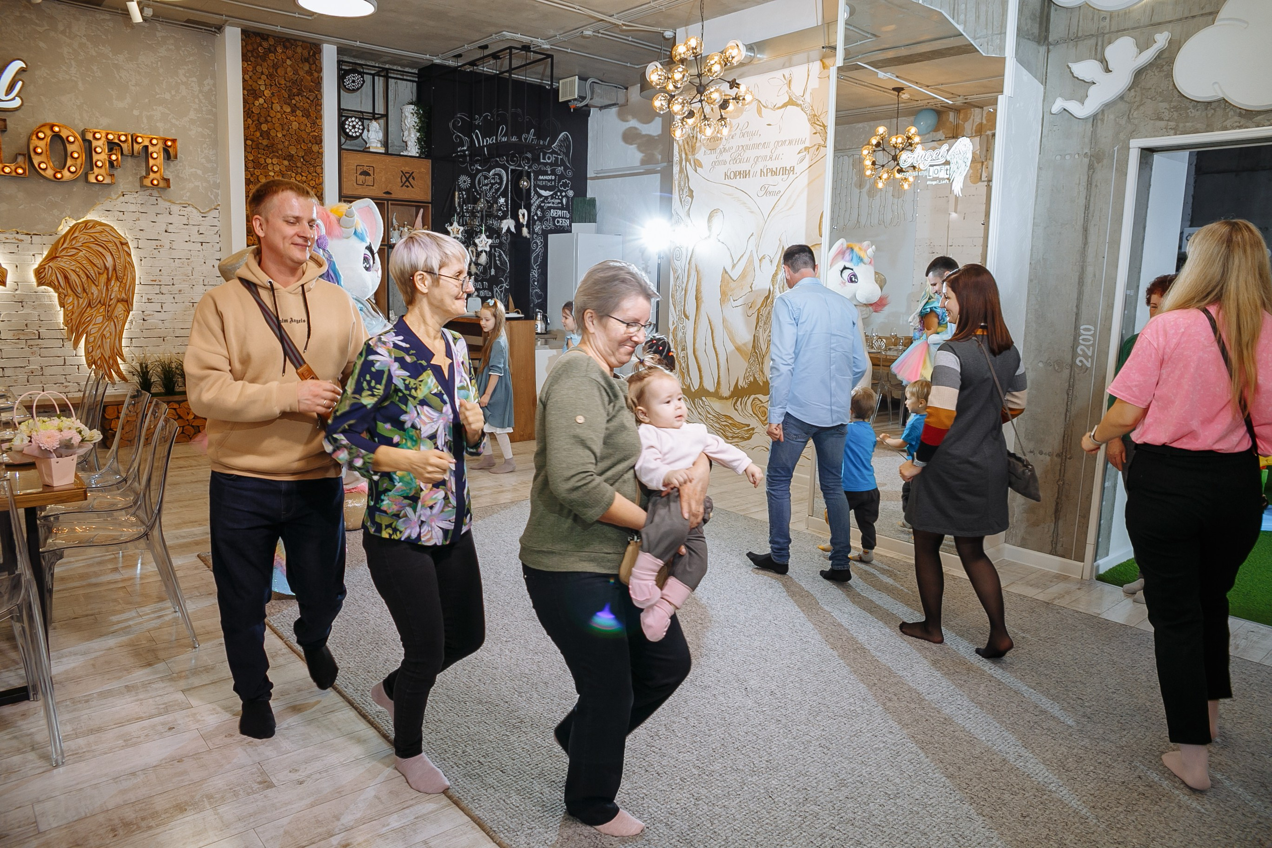 Насте 5 лет, дети играют в Ангел лофт. Событийный фотограф Максим Бескоровайновнов