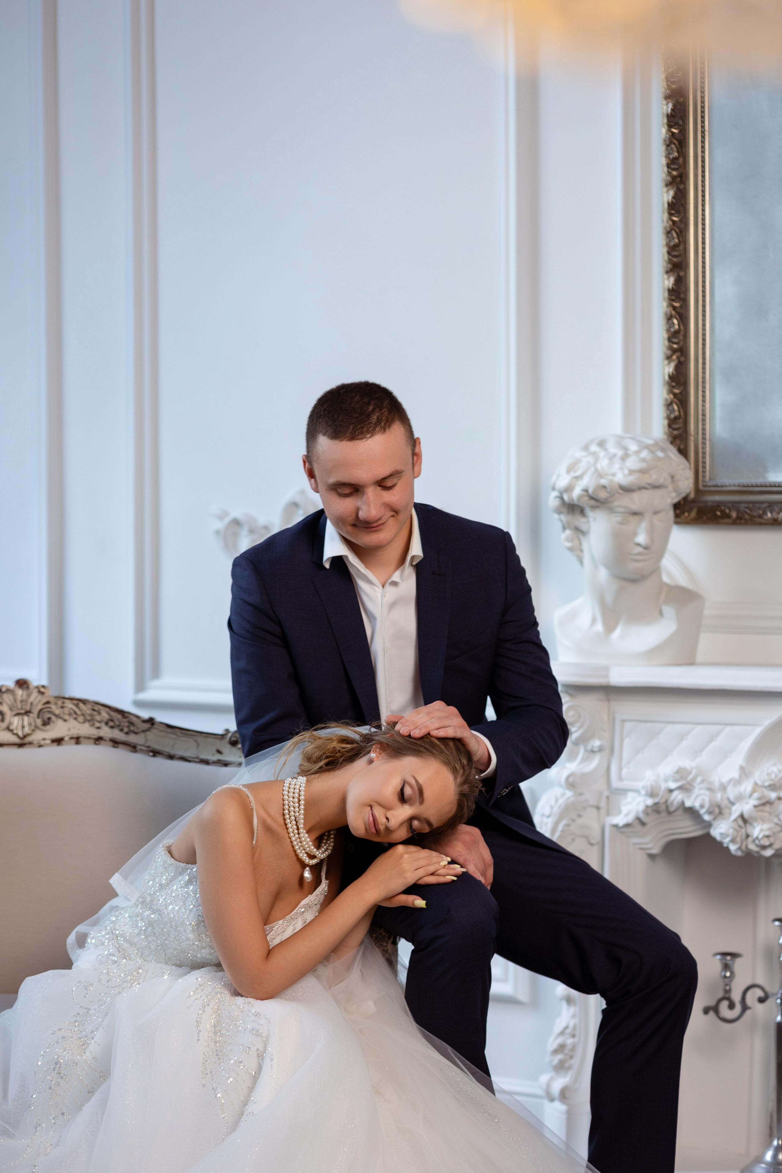 Невеста положила голову на колени жениху