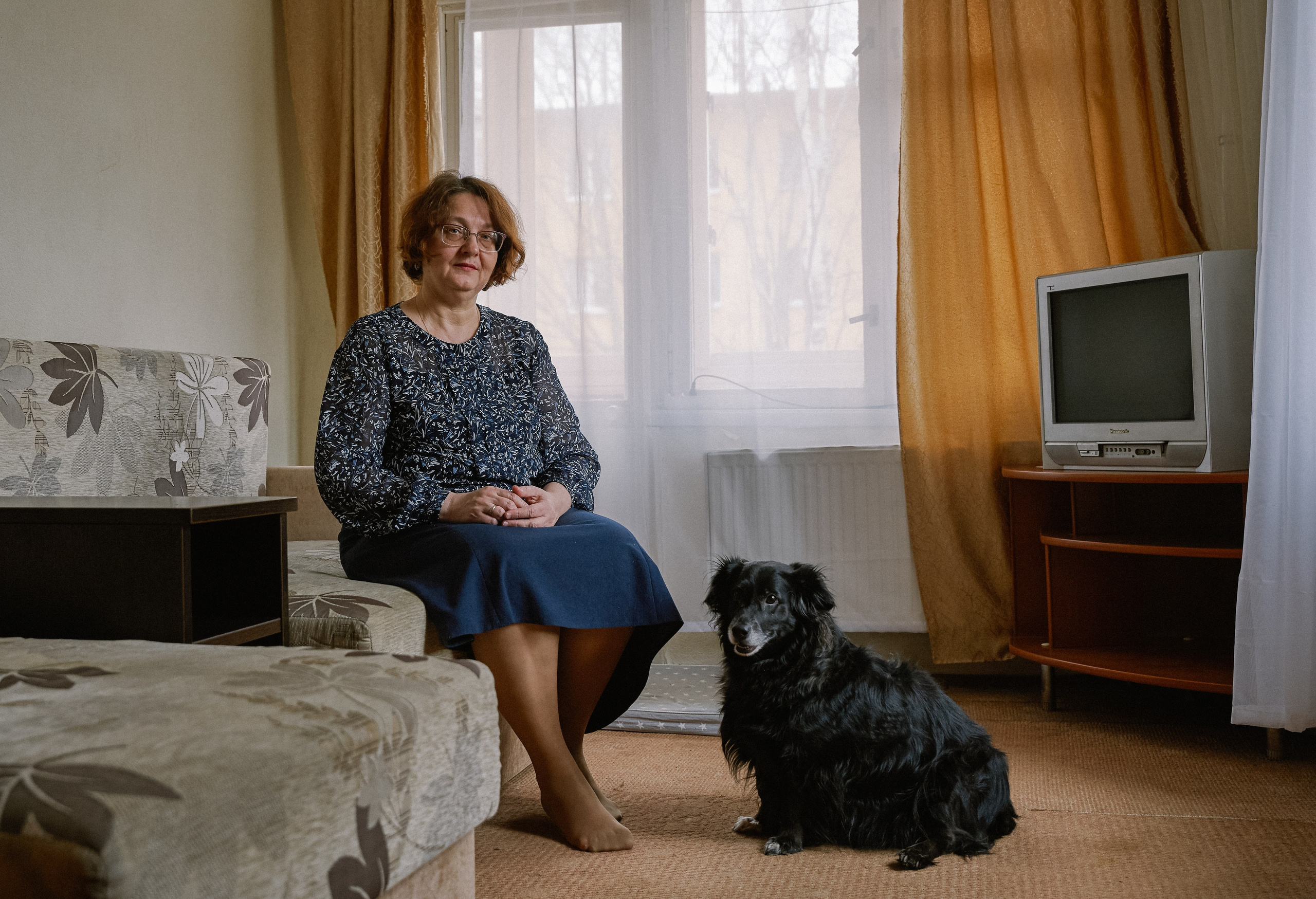 Татьяна и Майки. Санкт-Петербург, 2024. Татьяна всю жизнь мечтала о собаке. По первому образованию Татьяна педагог и в какой-то момент она поняла, что хочет помогать детям. Когда она наконец решилась завести собаку, то подумала, что будет здорово взять ее из приюта и вместе выучиться на канистерапевтов. Но со временем стало понятно, что Майки к незнакомым людям относится настороженно. Татьяну это нисколько не расстроило, потому как в остальном он замечательный пёс — просто общаться готов только со своей хозяйкой