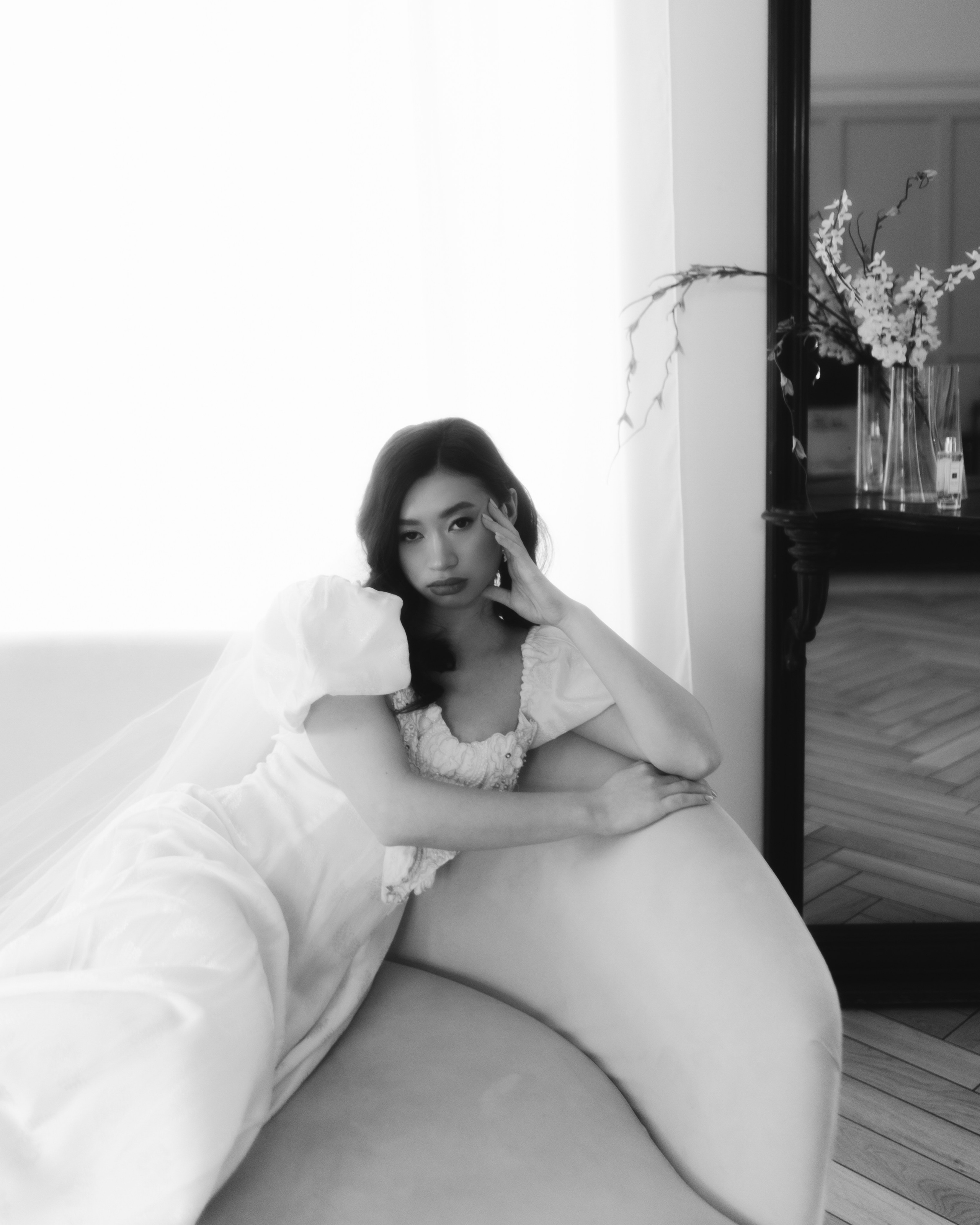 Черно-белый bridal портрет невесты в кресле, нежная художественная свадебная съемка