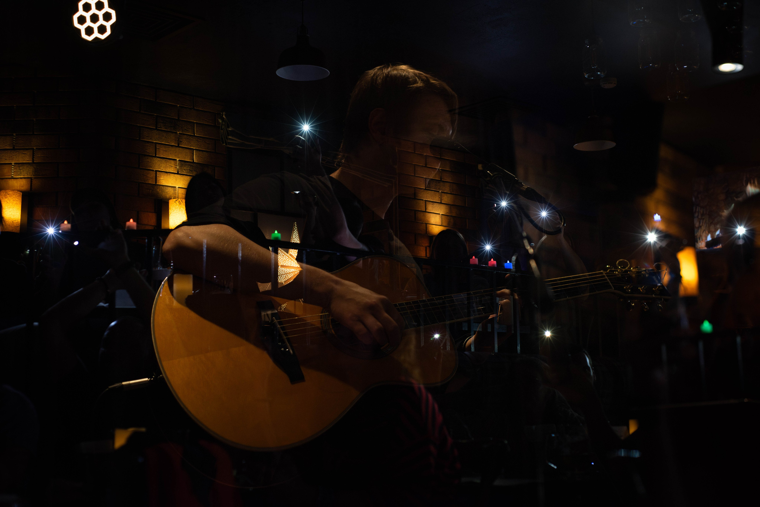 Лёва Сазонов (1 августа 2024 года, Москва, арт-кафе Пушкарёв). Фотограф Светлана Блинова, Москва и Московская область