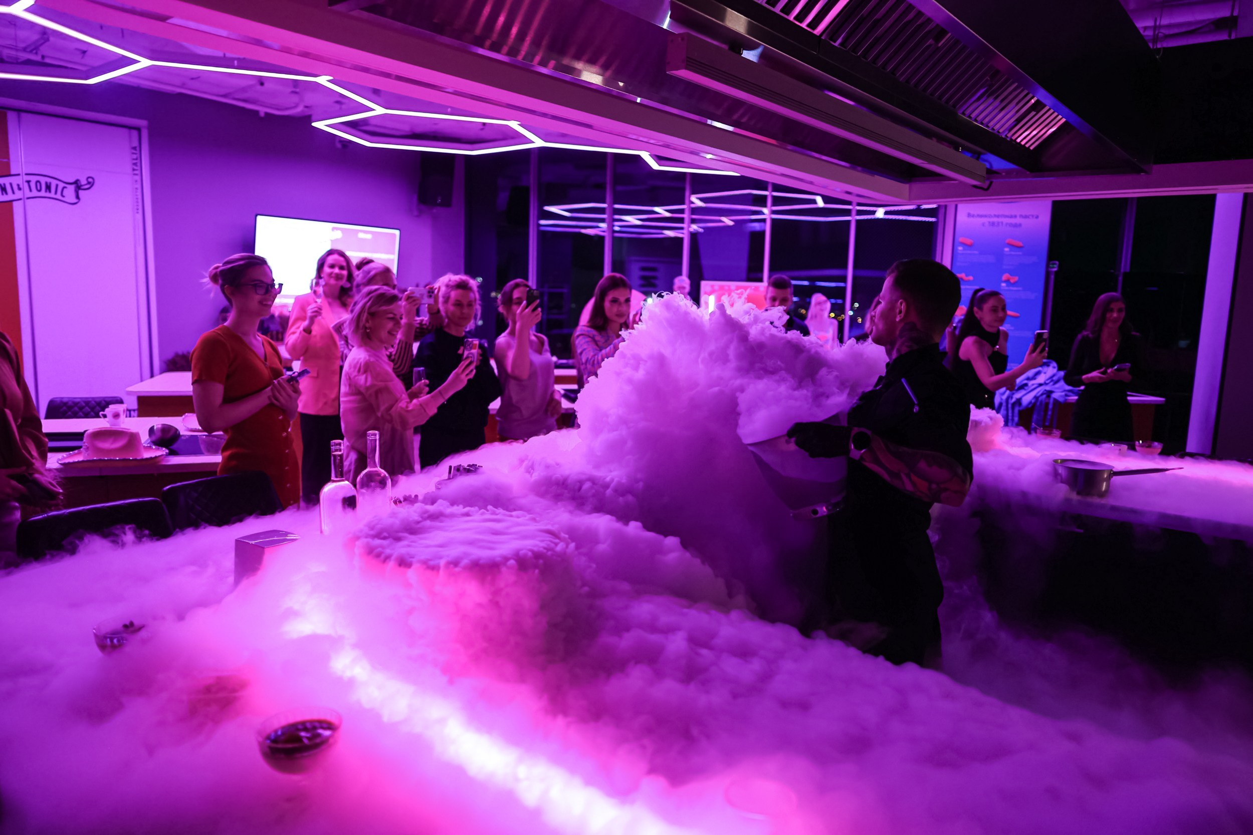 Вечеринка 8 марта в EventyOn. Репортажный фотограф видеограф в Москве Ольга Плаксина