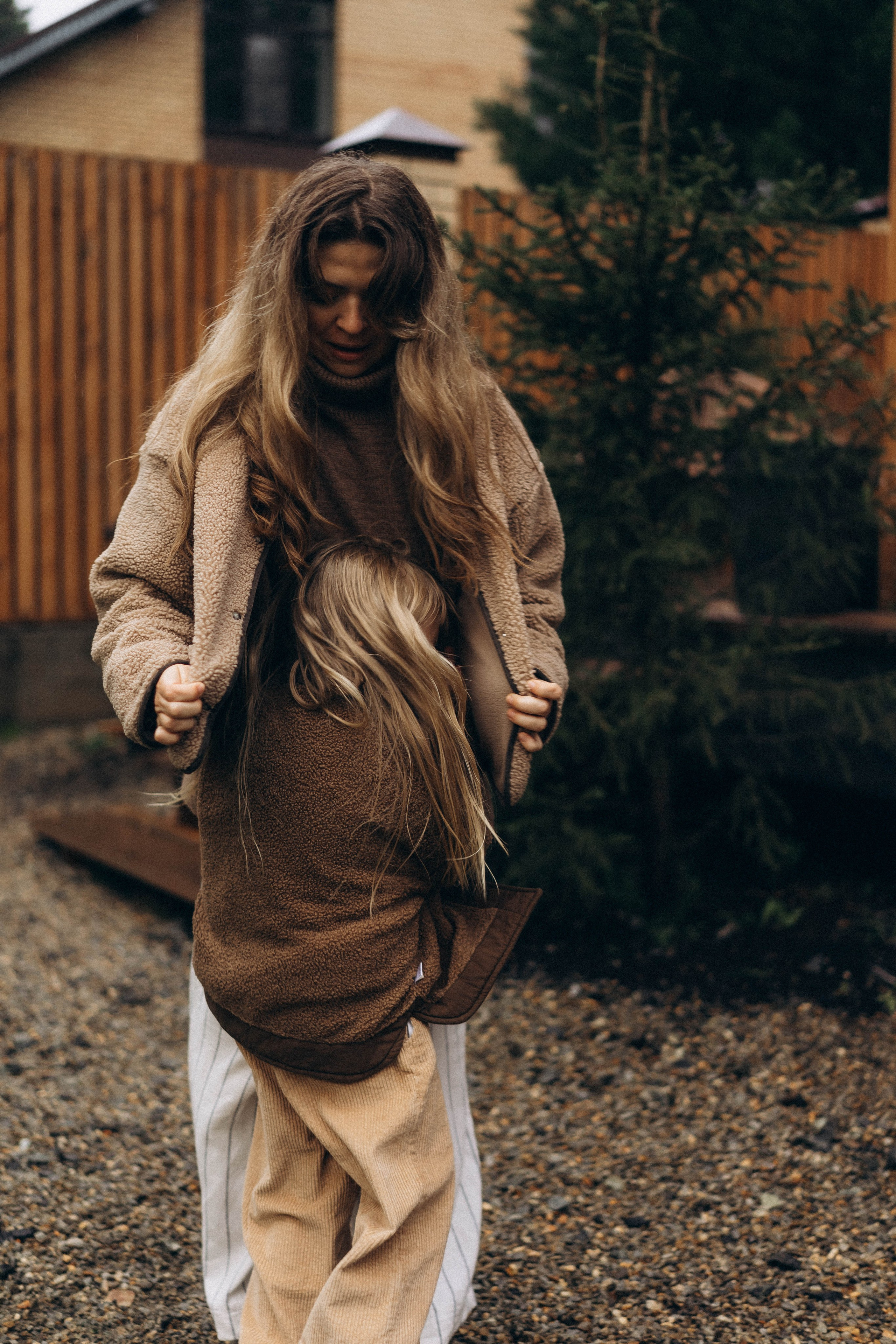 Фотосессия у дома во дворе мама и дочка. Фотограф Екатеринбург Кокшарова Александра