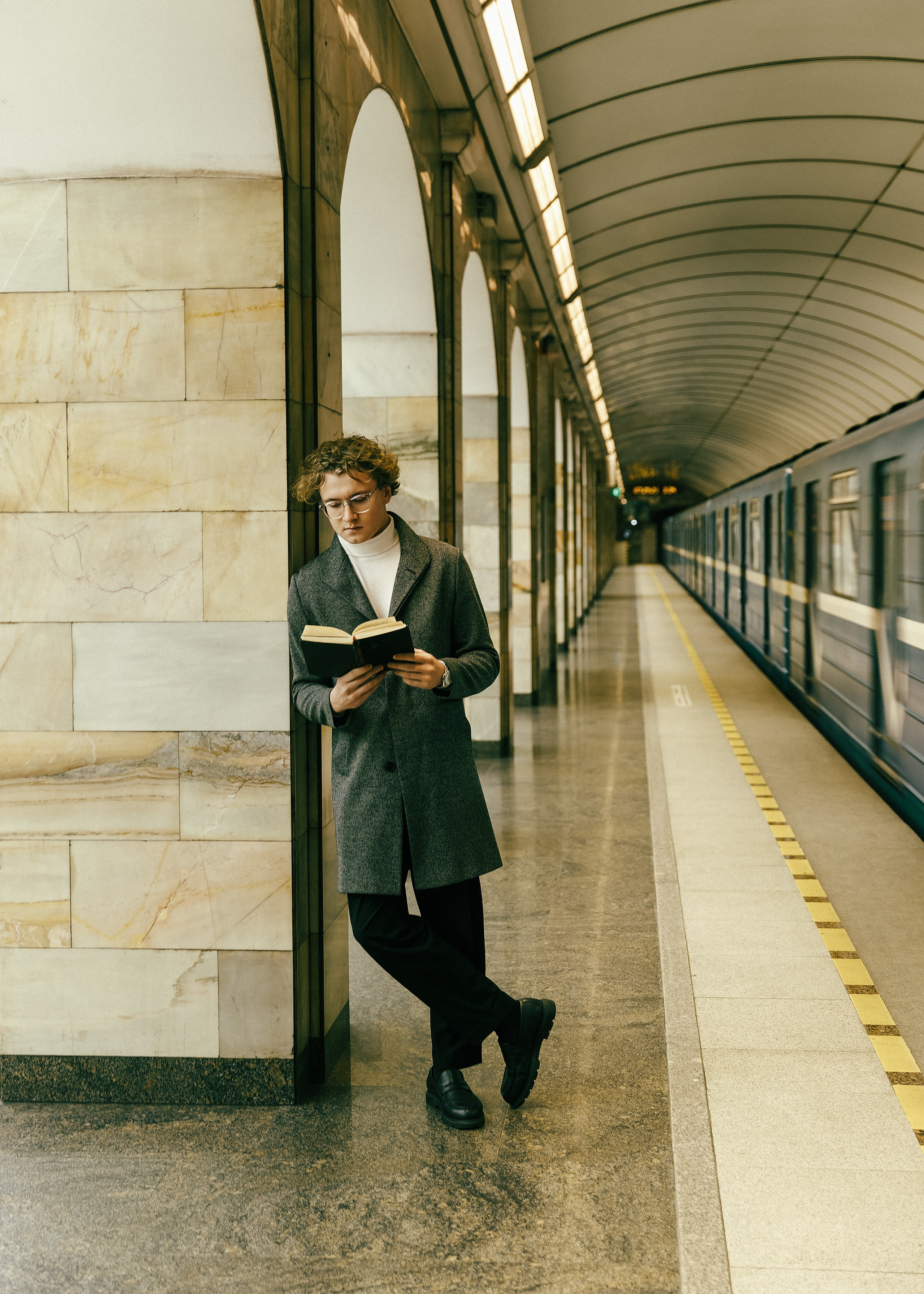 Вадим — фотосессия в метро. Свадебный и портретный фотограф в Санкт-Петербурге Анна Демьянова