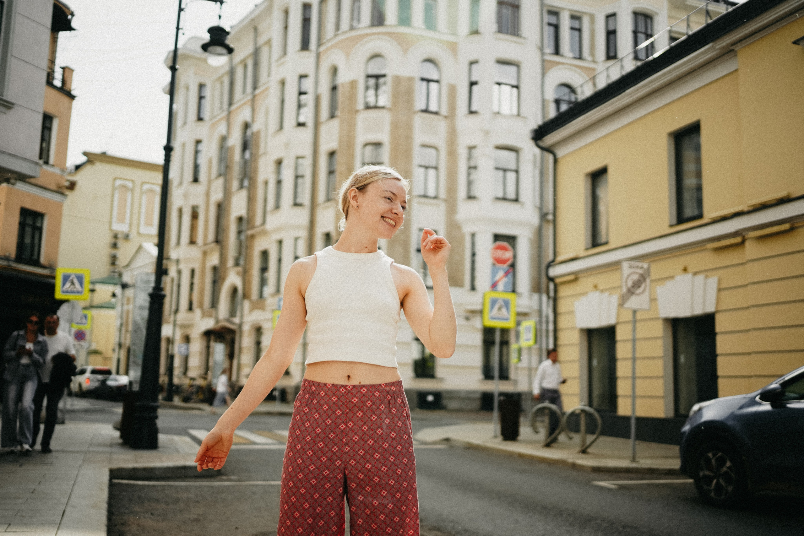 Девушка по городу шагает босиком. Фотограф Наталья Колганова