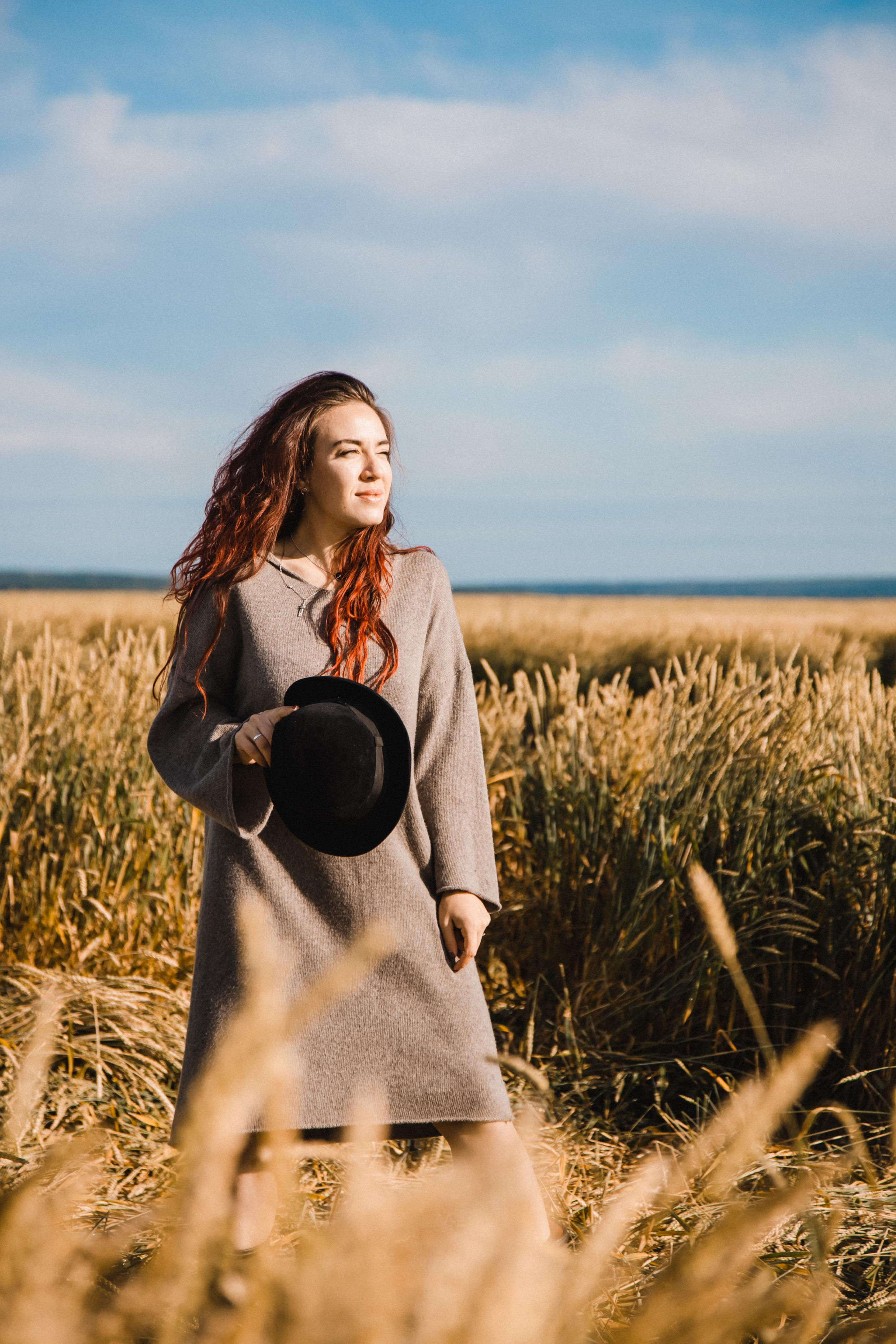 Катя. В осенних полях. Фотограф в Красноярске Оксана Корчагина