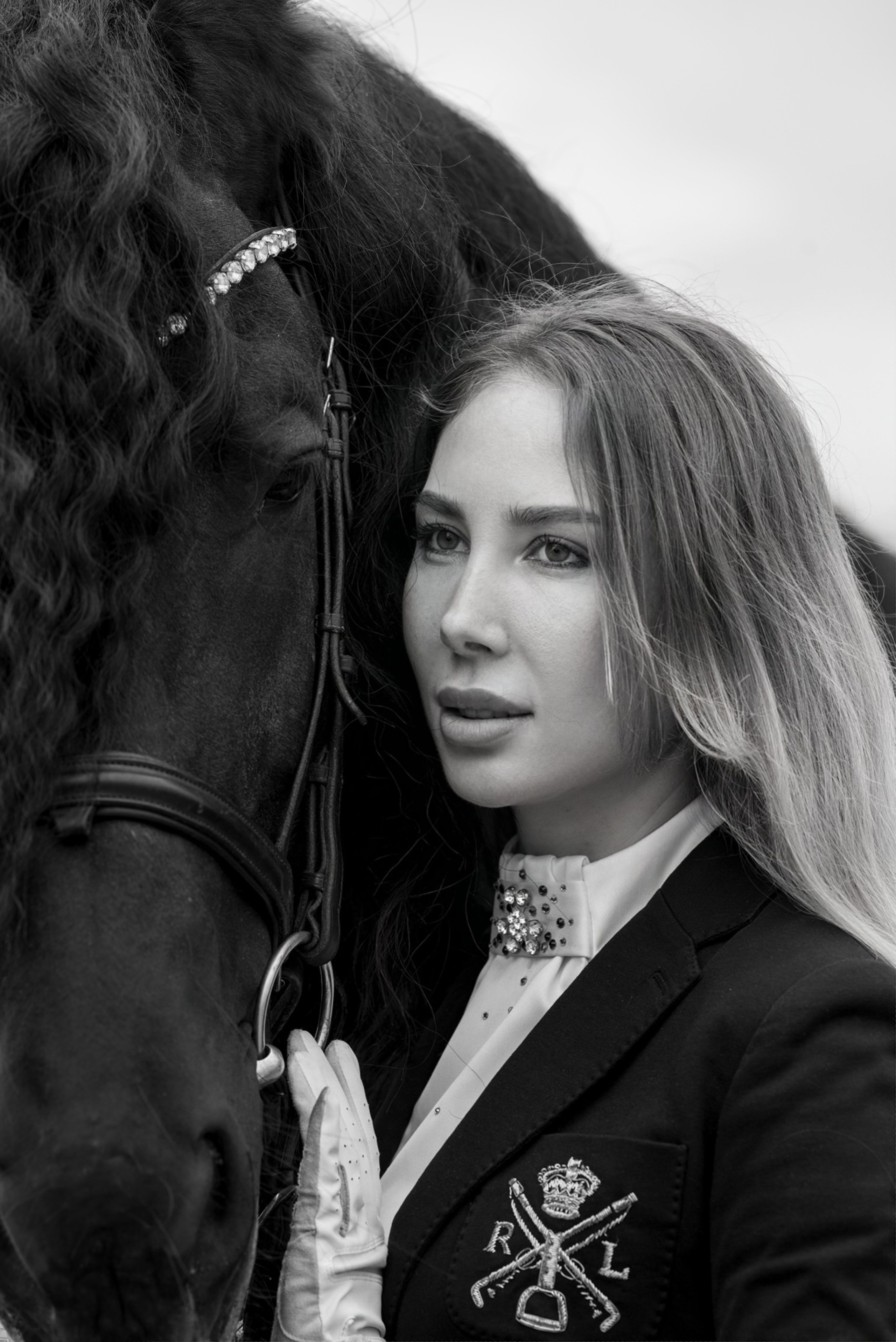 Элегантный портрет с лошадью в чёрно-белом стиле