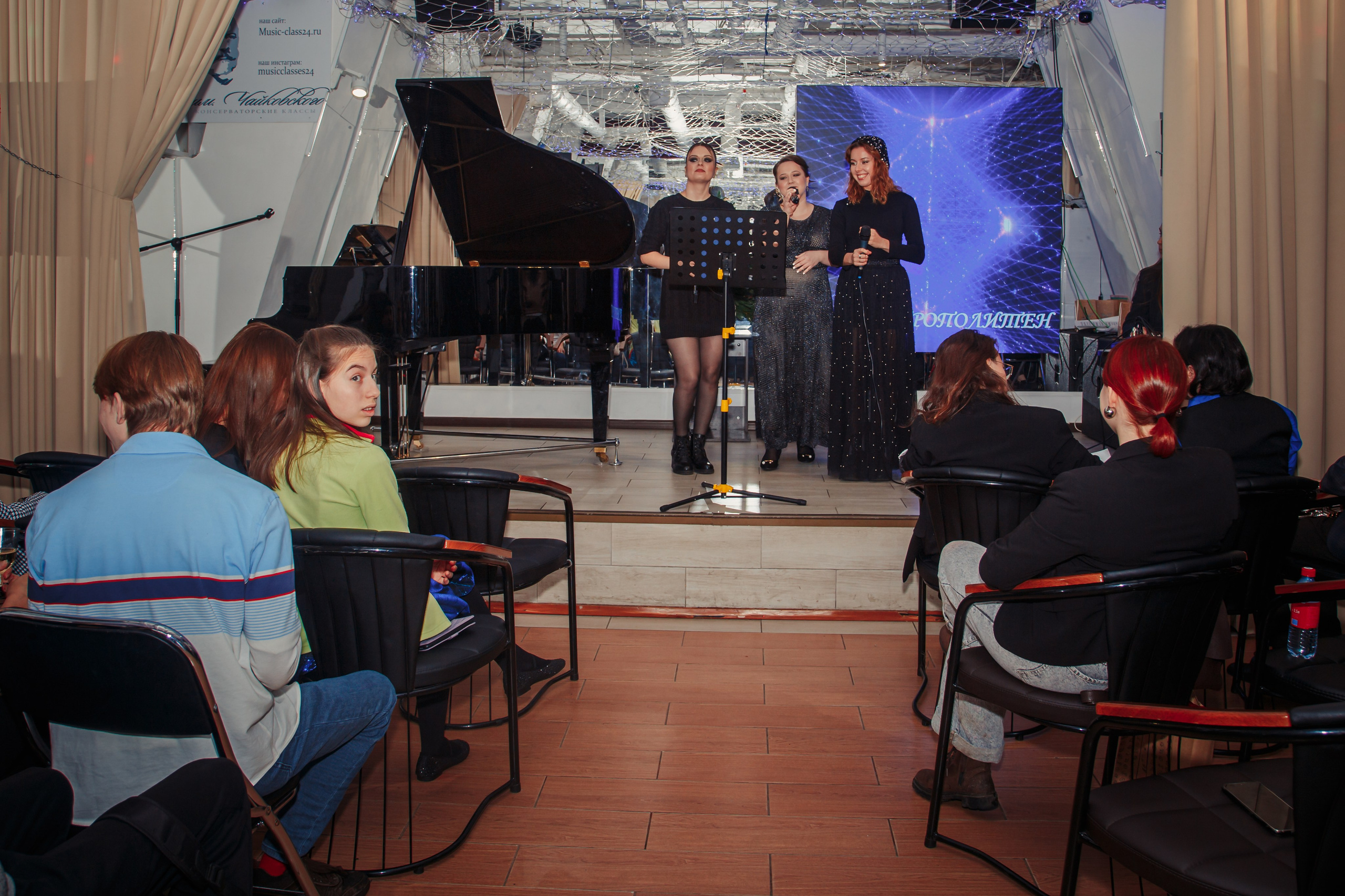 Репортажная съёмка Рождественского музыкального вечера в Москве, Музыкальное выступление на рождественском вечере — фотограф на мероприятие, Гости мероприятия на Рождественском музыкальном вечере — репортажная съёмка, Декор и атмосфера Рождественского музыкального вечера — фотограф в Москве, Сцена и исполнители на Рождественском музыкальном вечере — съёмка мероприятия, Катерина Сысуева, Рина Сысуева, rina_sphoto