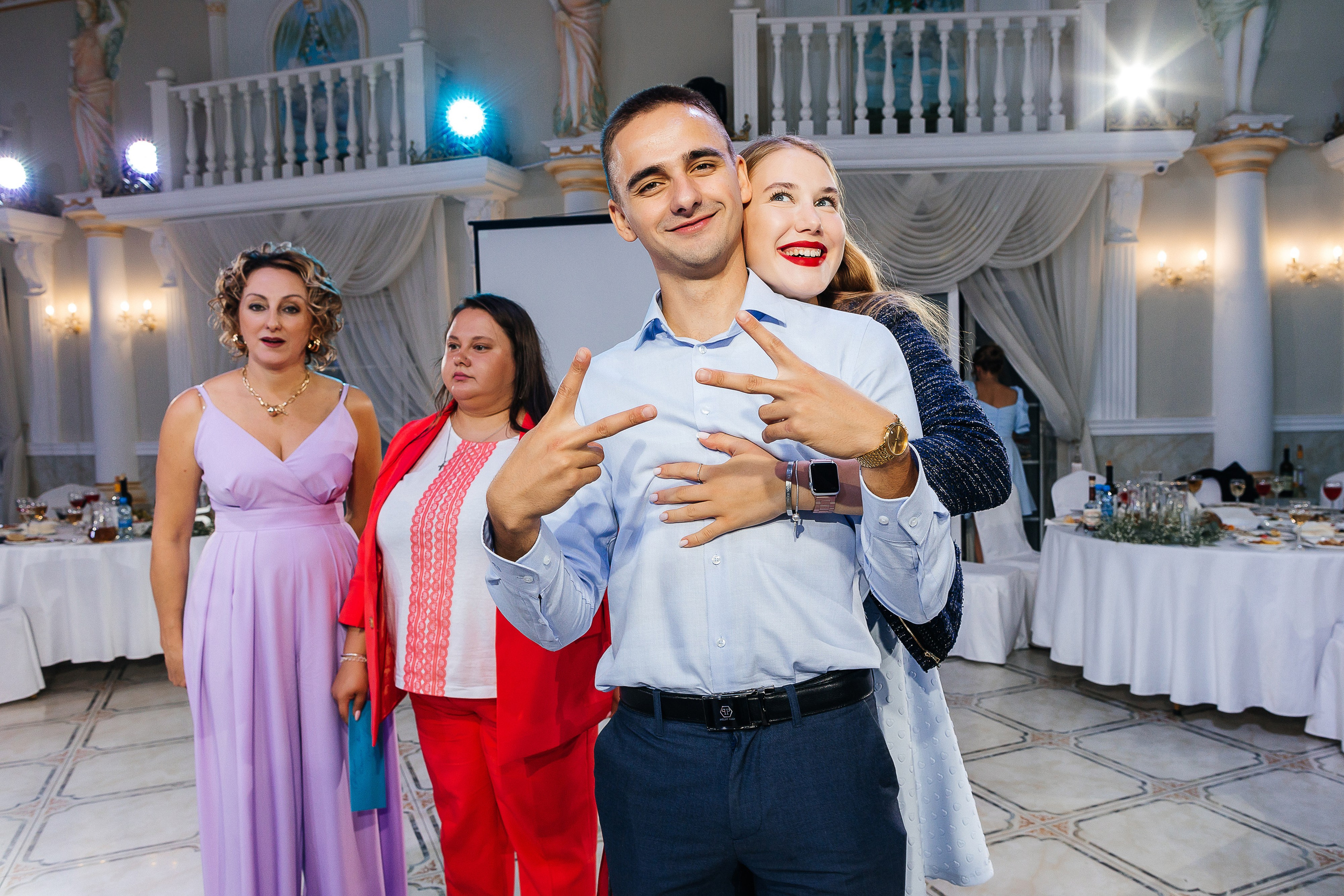 Стильная фотосессия пары в интерьерах ресторана. Олег Сверчков | Свадебный фотограф Вологда