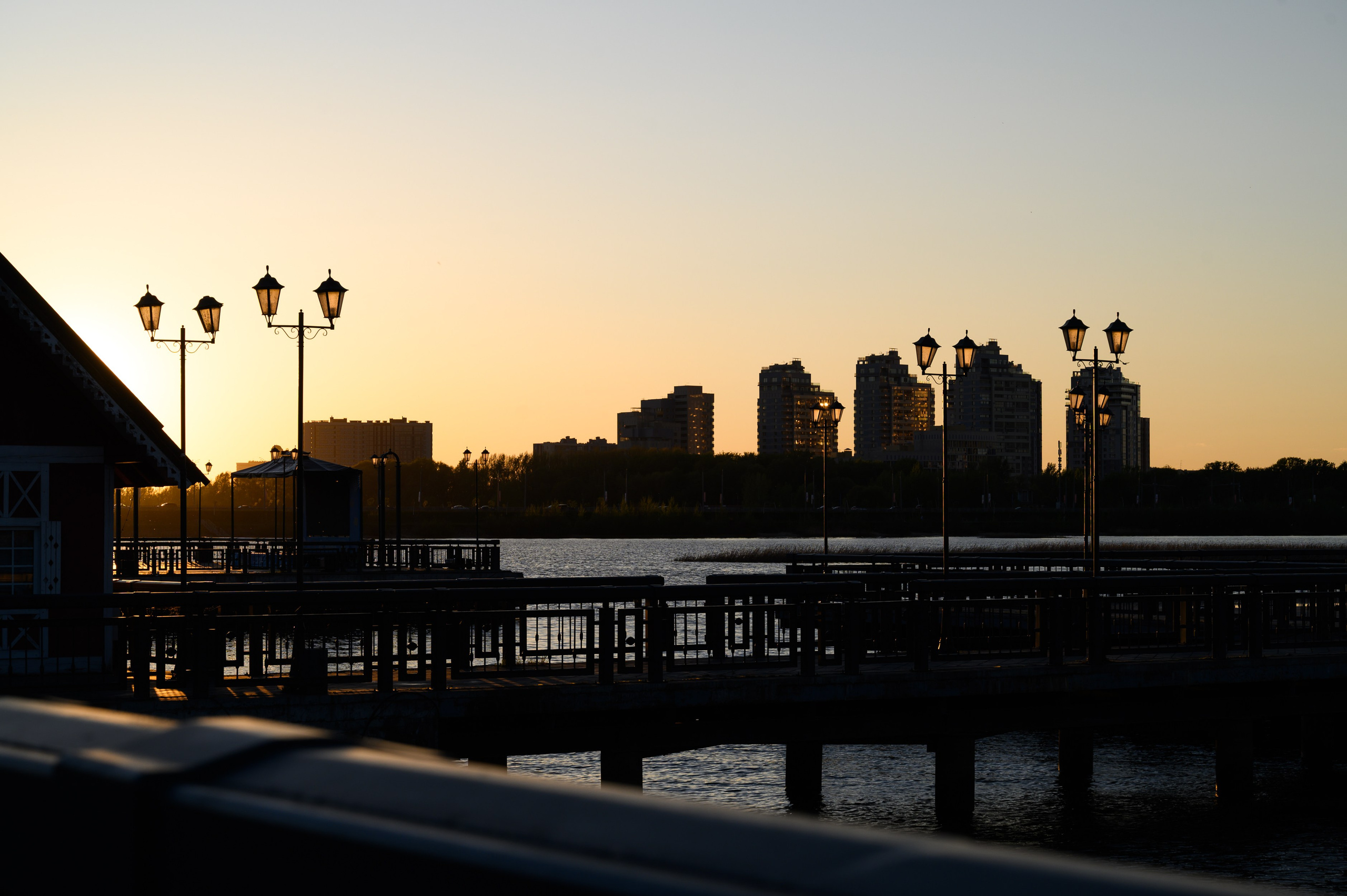 Золотой закат на Казанской набережной около Кремля