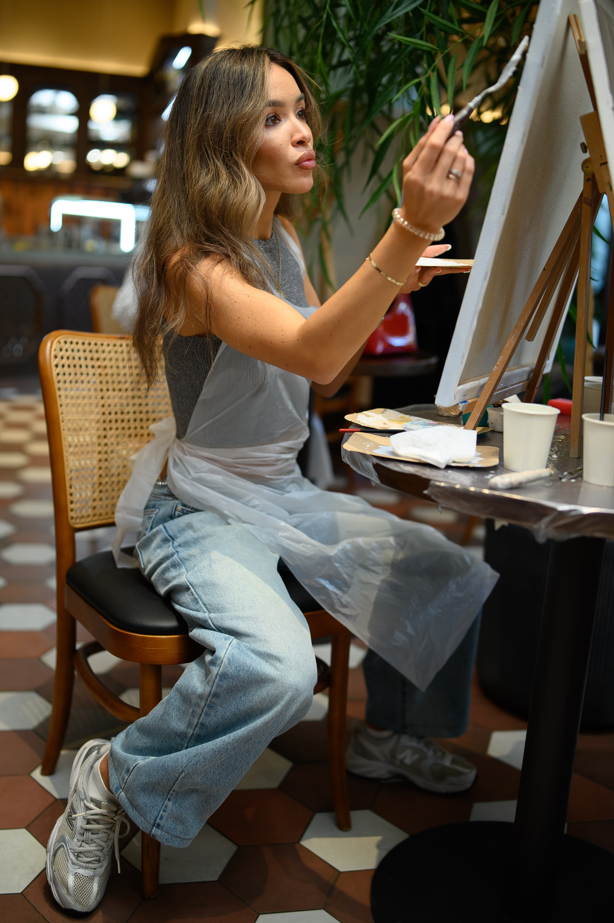 Участница мастер-класса по живописи рисует картину акрилом, творческая атмосфера и мягкий свет, Казань