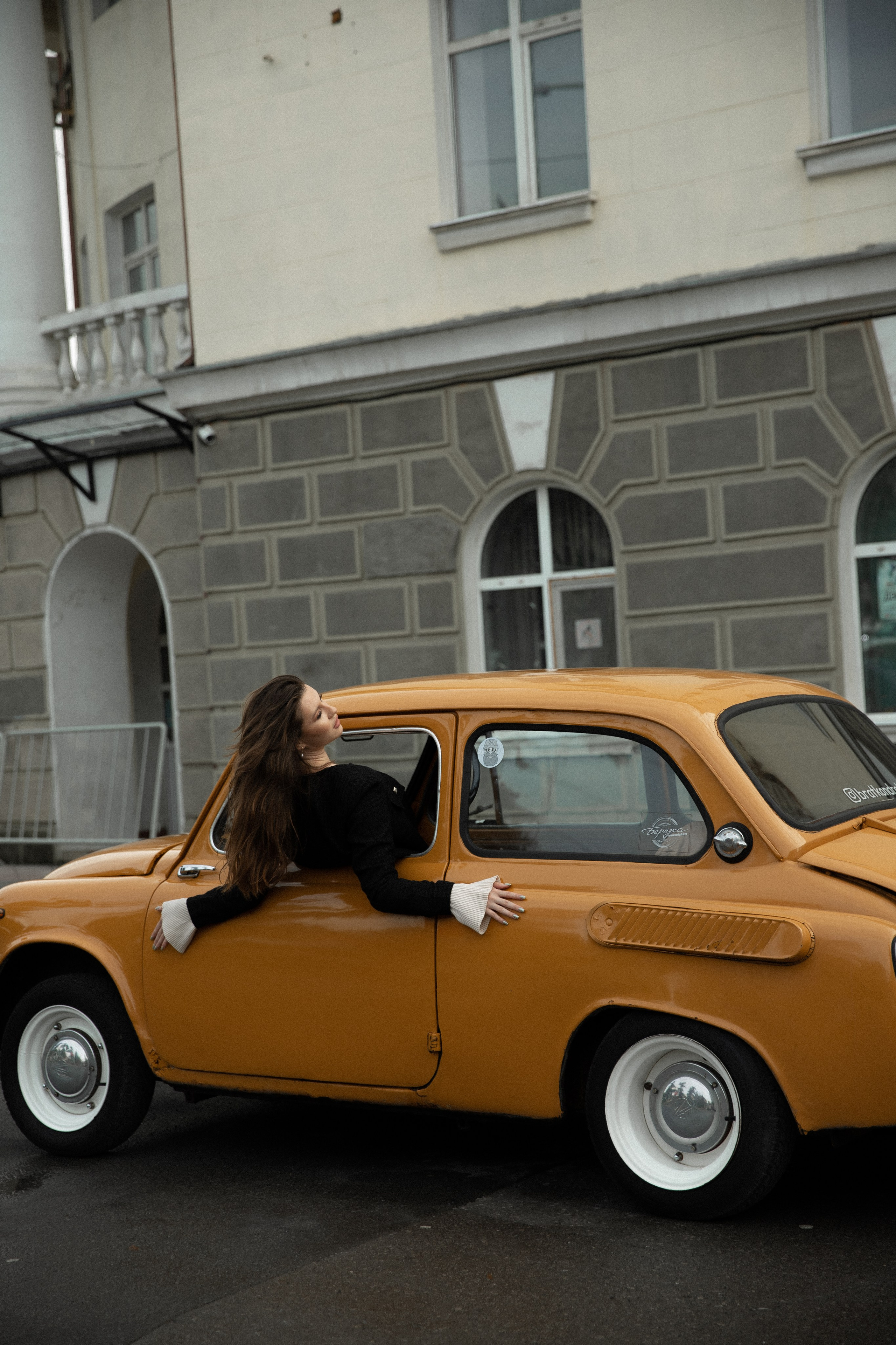 Женская фотосессия с ретро авто. Свадебный фотограф Бакрымова Валентина
