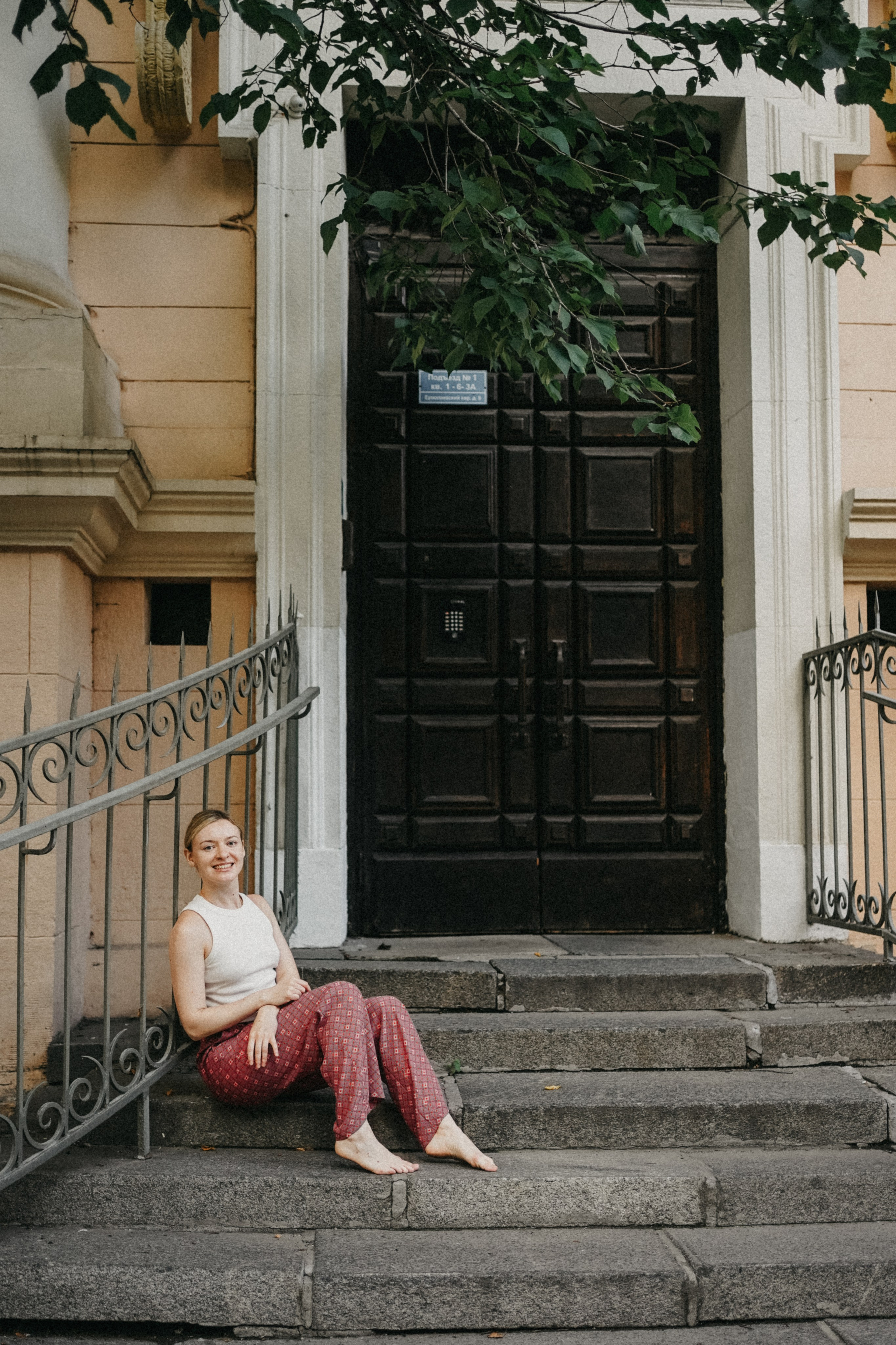 Девушка по городу шагает босиком. Фотограф Наталья Колганова