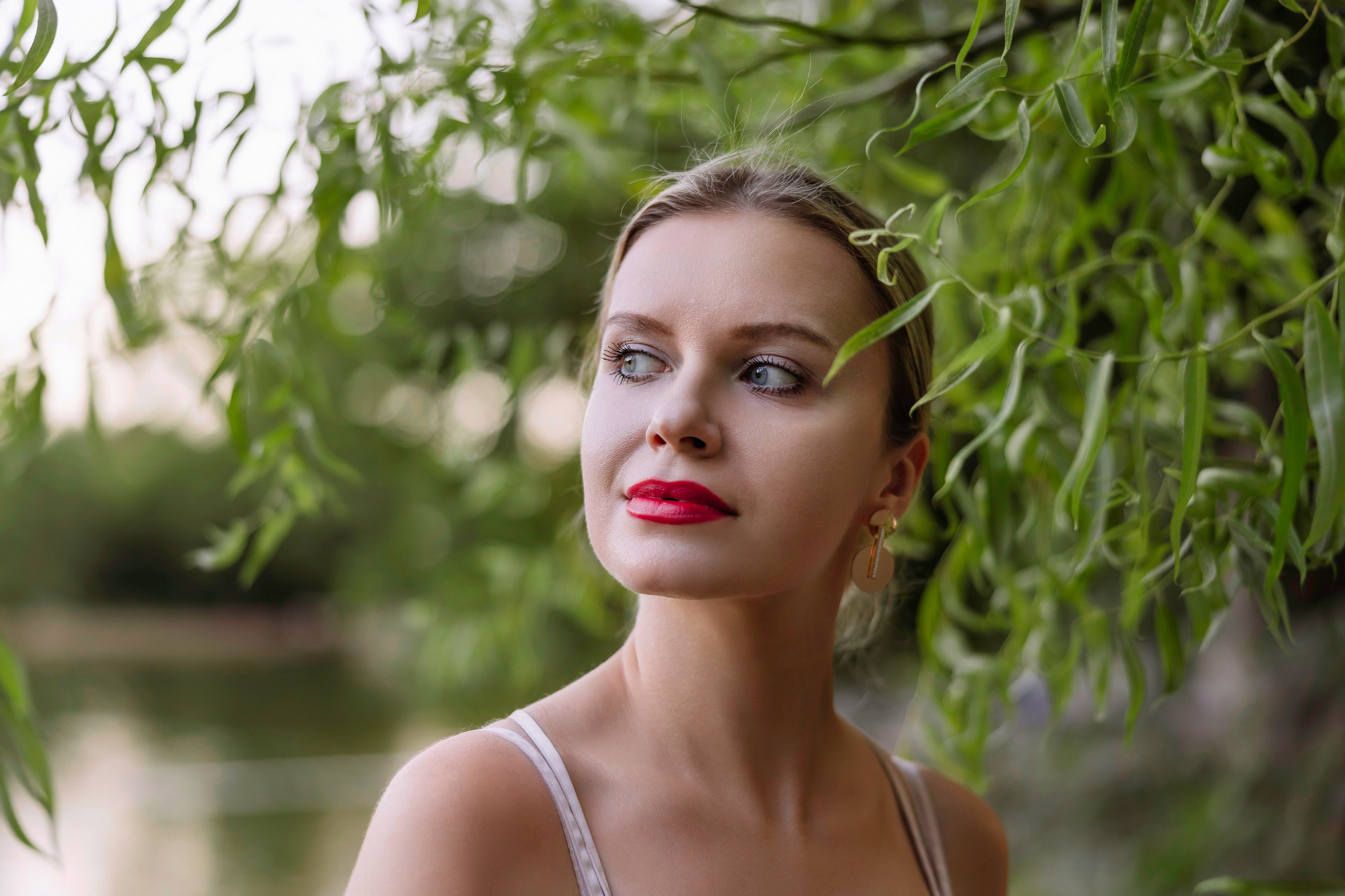 Фотограф Анна Крылова — крупный женский портрет в парке