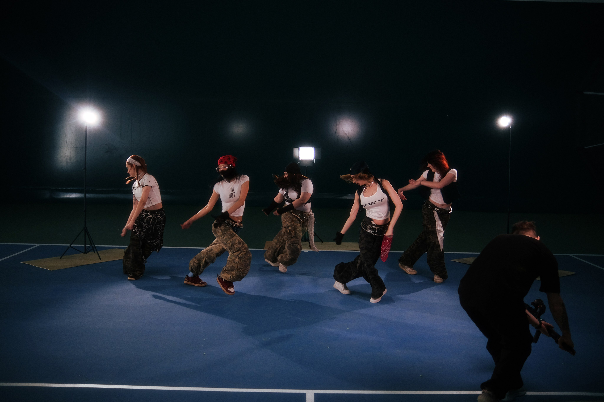 Репортаж с записи танцевального видео команды GEZELLIG. Креативный фотограф и ретушёр в Омске