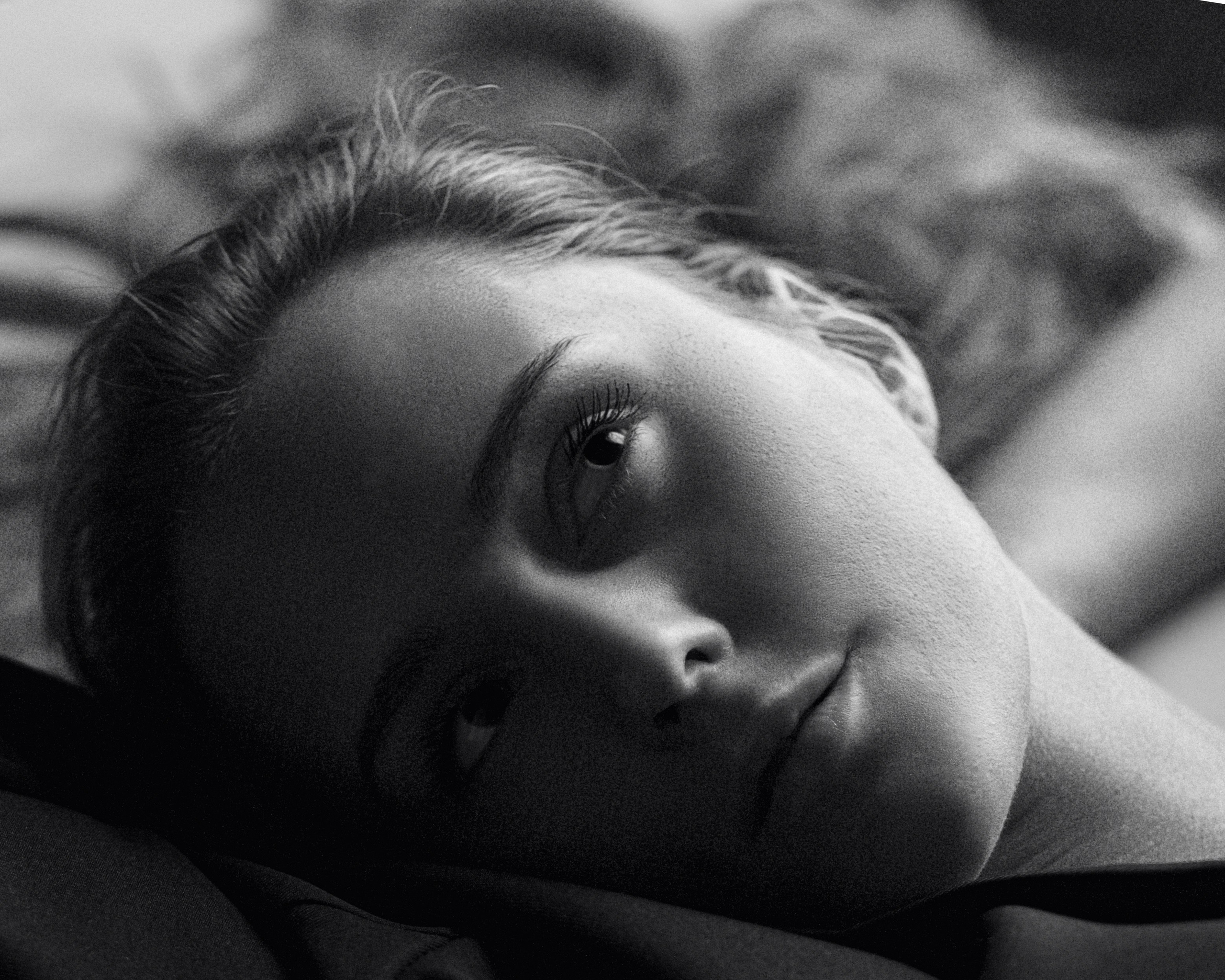 Девушка мечтает лежа для черно белой фотографии