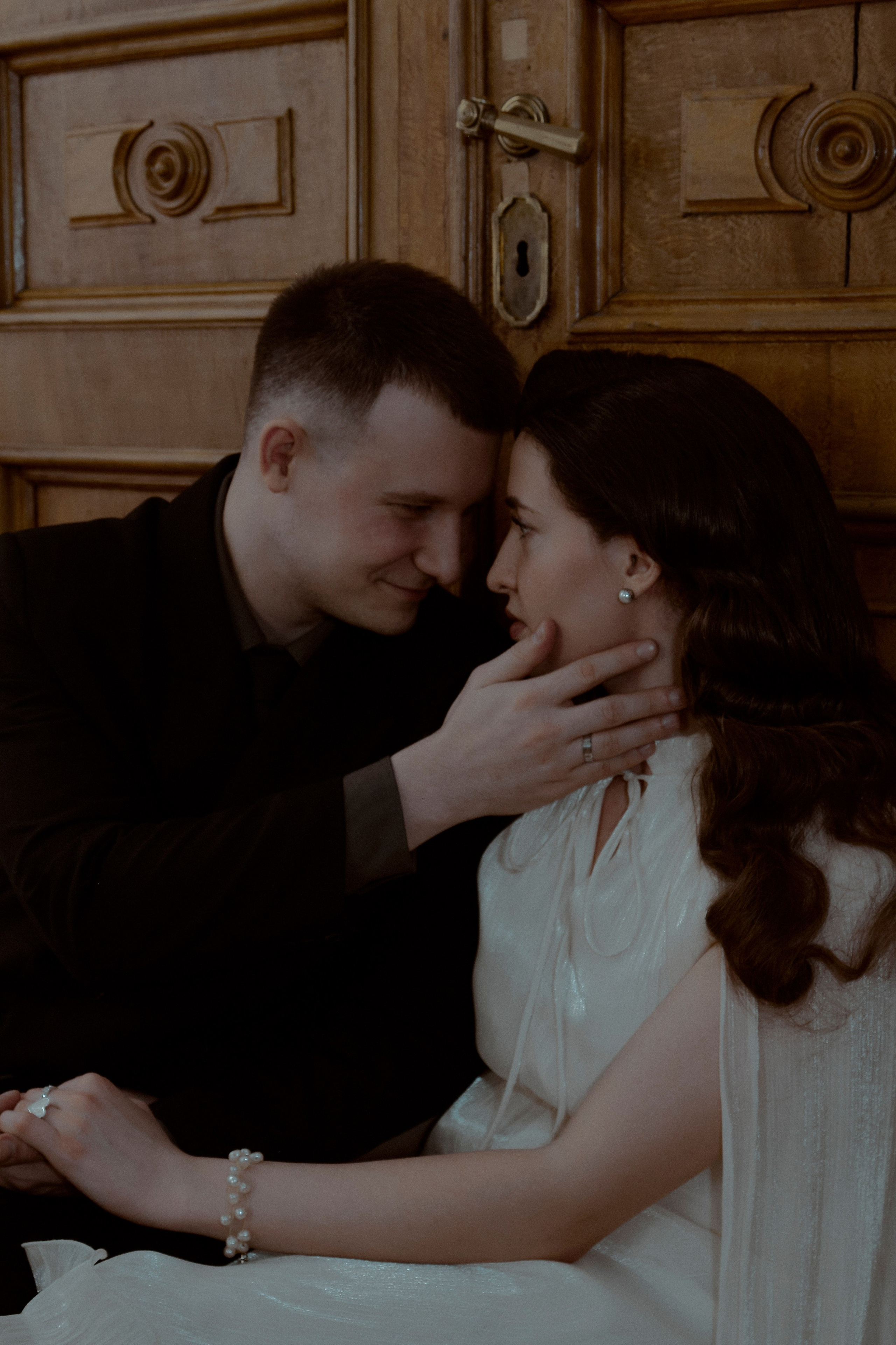 Свадебное лавстори в стенах библиотеки им. Пушкина. Свадебный фотограф в Москве Приятелева Ангелина