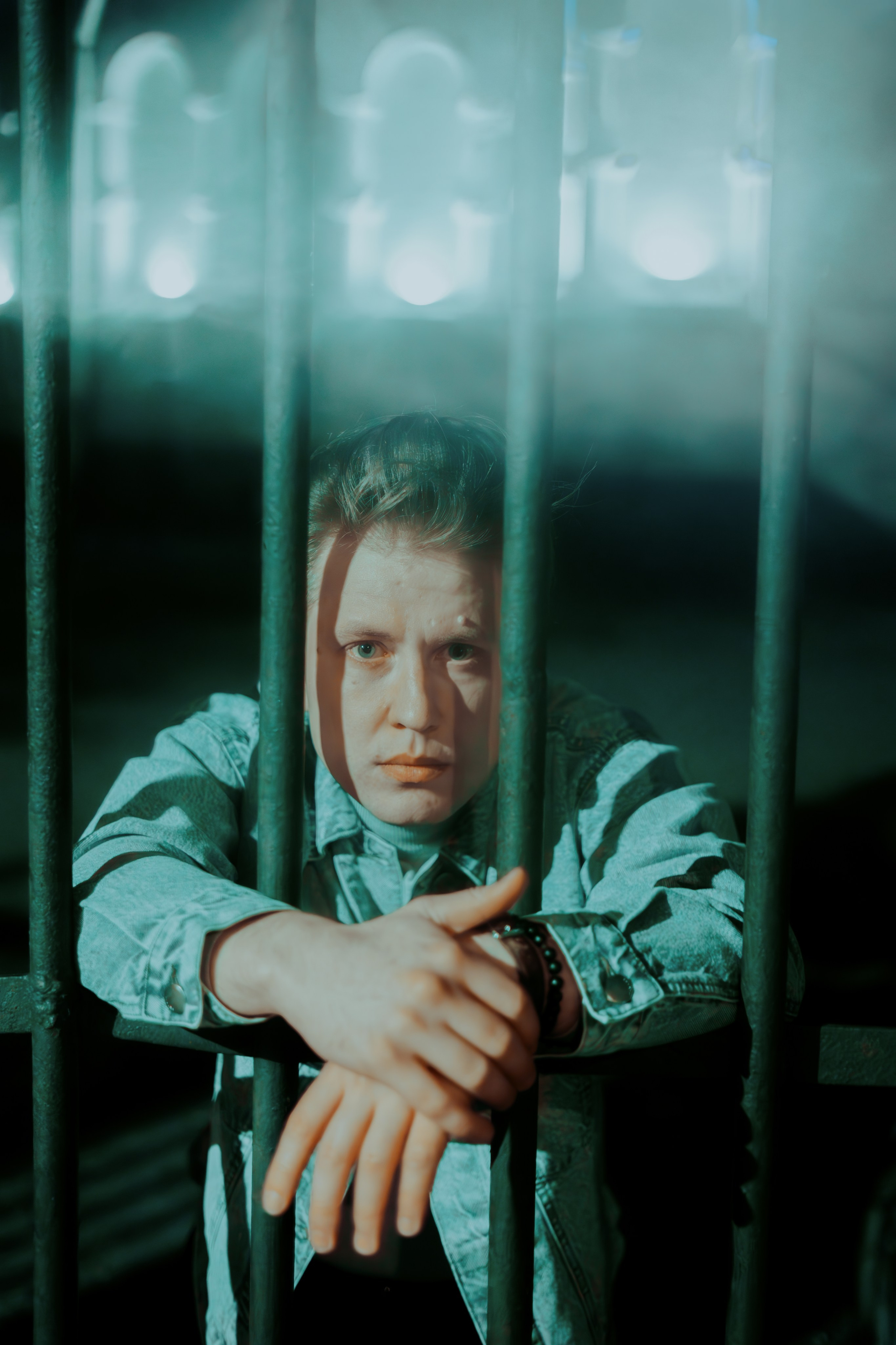 Мужчина за решеткой крупным планом 